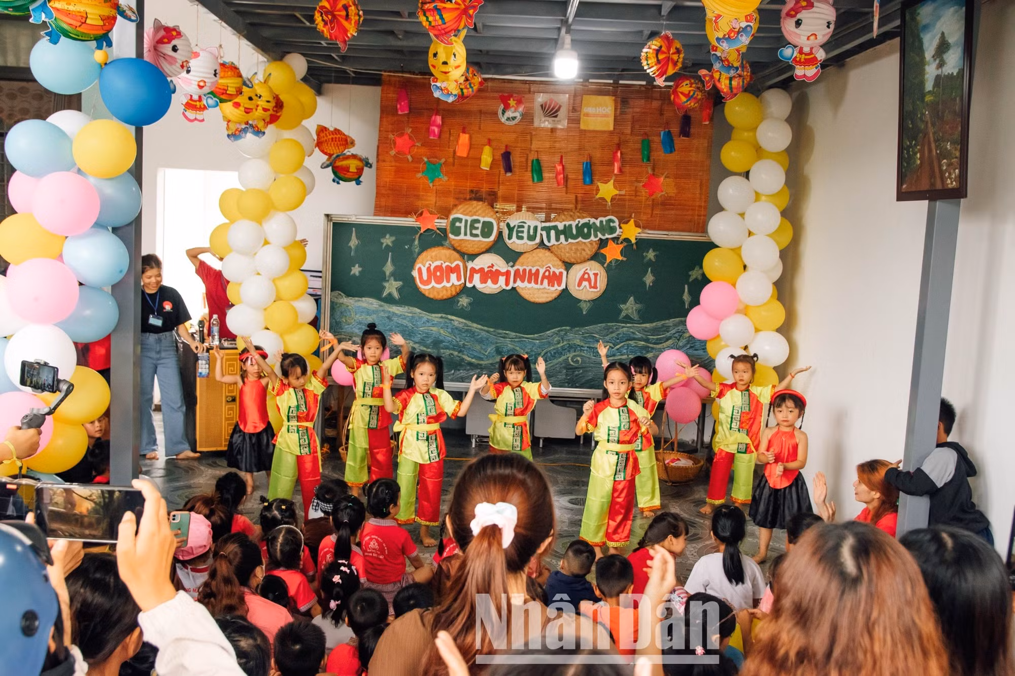 Đến với Ngôi nhà trí tuệ của vợ chồng thầy Mai Văn Chuyền và cô Vũ Thị Nhung, ngoài học tập các em học sinh còn được vui chơi nâng cao các kỹ năng sống. Đến với Ngôi nhà trí tuệ của vợ chồng thầy Mai Văn Chuyền và cô Vũ Thị Nhung, ngoài học tập các em học sinh còn được vui chơi nâng cao các kỹ năng sống.