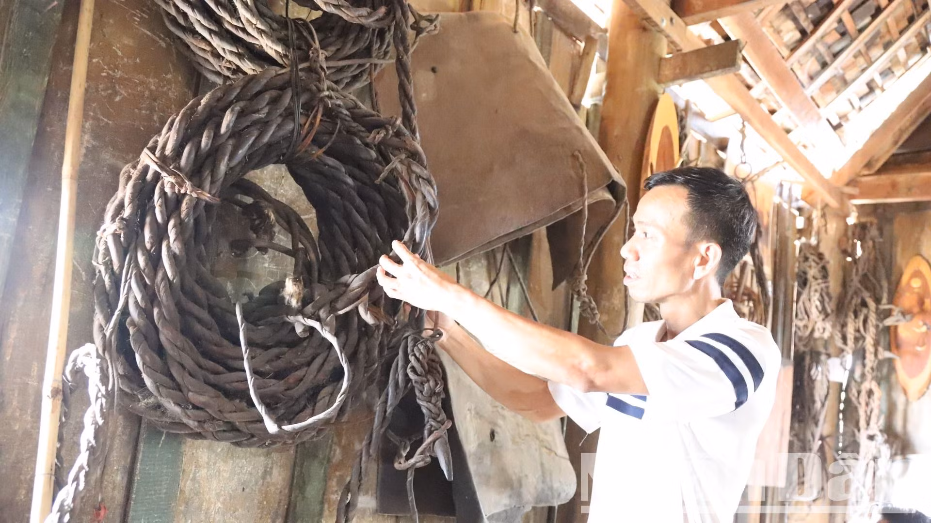 Dây thừng được làm từ da trâu rừng và các dụng cụ phục vụ săn voi và thuần dưỡng voi rừng được trưng bày tại ngôi nhà sàn cổ của ông Y Thu Knul ở Bản Đôn, huyện Krông Na, huyện Buôn Đôn.
