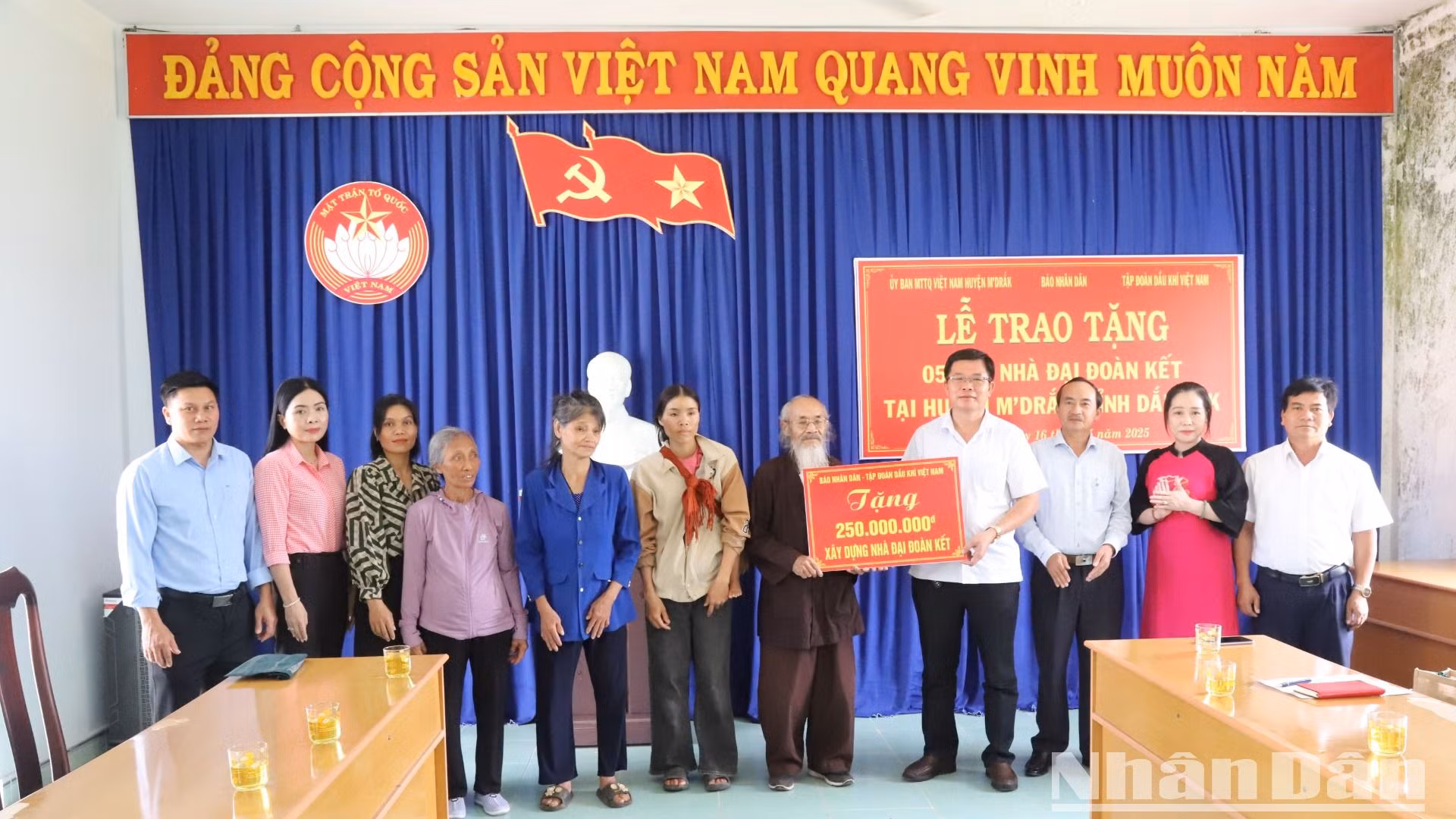 Đại diện lãnh đạo Ủy ban Mặt trận Tổ quốc Việt Nam tỉnh Đắk Lắk và huyện M'Drắk cùng dự và trao tặng kinh phí cho các hộ nghèo xây dựng nhà đại đoàn kết. Đại diện lãnh đạo Ủy ban Mặt trận Tổ quốc Việt Nam tỉnh Đắk Lắk và huyện M'Drắk cùng dự và trao tặng kinh phí cho các hộ nghèo xây dựng nhà đại đoàn kết.