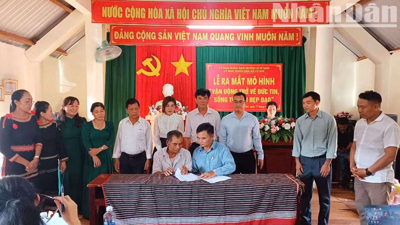 Ủy ban nhân dân xã Cư Suê, huyện Cư M'gar ra mắt mô hình "Vận động trở về đức tin, sống tốt đời đẹp đạo" trong vùng đồng bào dân tộc thiểu số. Ủy ban nhân dân xã Cư Suê, huyện Cư M'gar ra mắt mô hình "Vận động trở về đức tin, sống tốt đời đẹp đạo" trong vùng đồng bào dân tộc thiểu số.