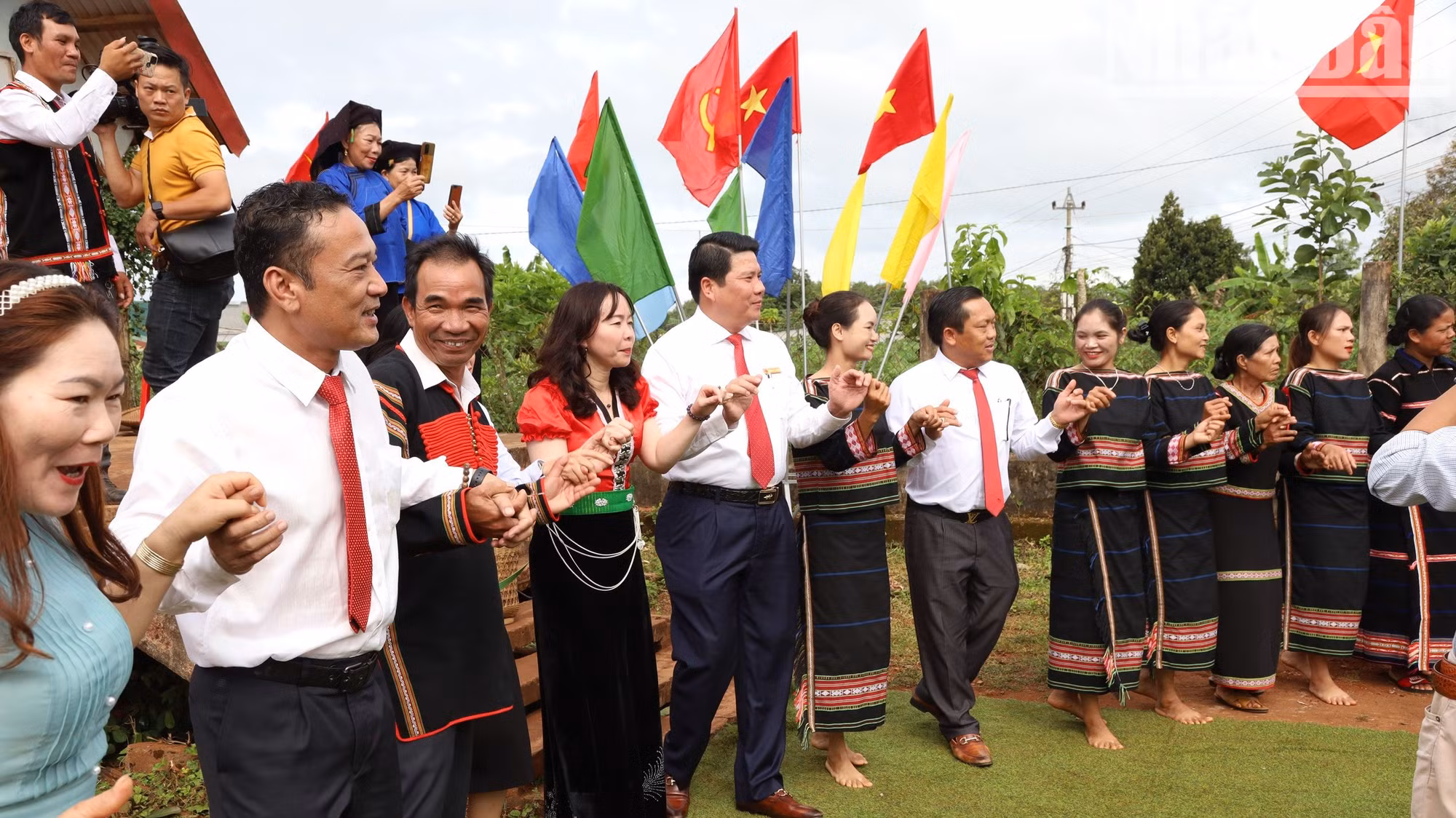 Thông qua công tác kết nghĩa, lãnh đạo các cơ quan, đơn vị, doanh nghiệp trong tỉnh thường xuyên xuống thăm hỏi, giao lưu với đồng bào dân tộc thiểu số ở các buôn làng.