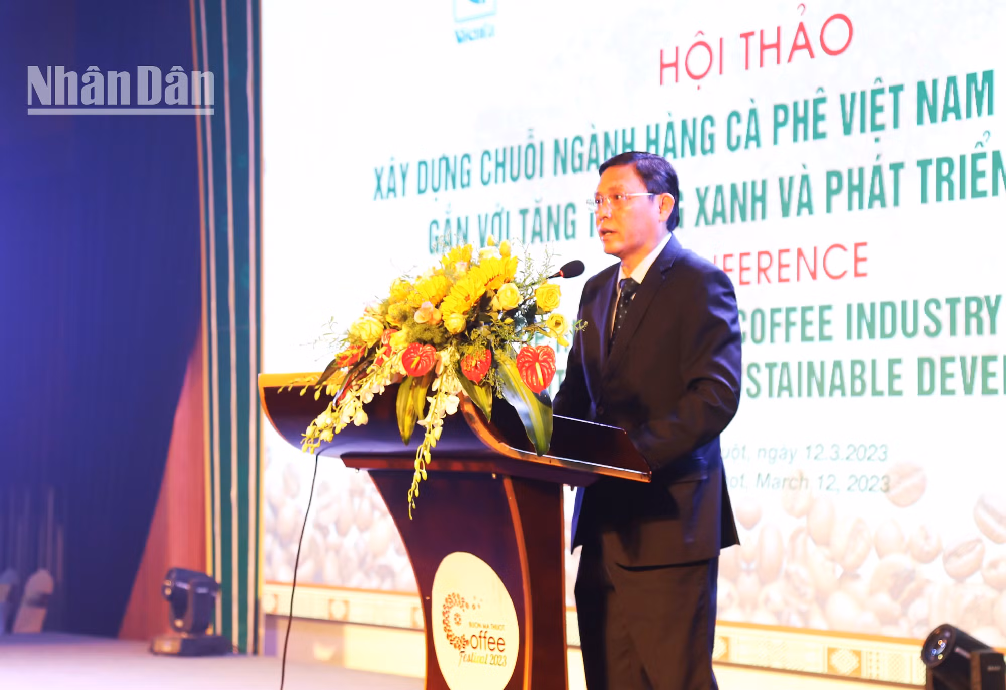 Phó Chủ tịch Thường trực Ủy ban nhân dân tỉnh Đắk Lắk Nguyễn Tuấn Hà phát biểu tại Hội thảo xây dựng chuỗi ngành hàng cà-phê Việt Nam gắn với tăng trưởng xanh và phát triển. Phó Chủ tịch Thường trực Ủy ban nhân dân tỉnh Đắk Lắk Nguyễn Tuấn Hà phát biểu tại Hội thảo xây dựng chuỗi ngành hàng cà-phê Việt Nam gắn với tăng trưởng xanh và phát triển.