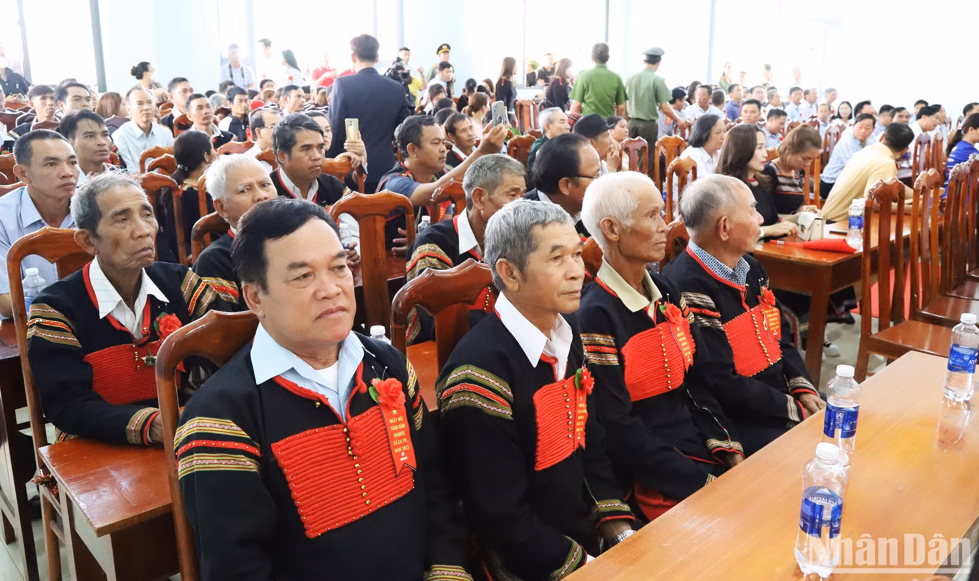 Các già làng, người có uy tín ở Đắk Lắk hết sức bất bình lên án vụ việc khủng bố xảy ra ngày 11/6/2023 ở huyện Cư Kuin, đồng thời, yêu cầu các cơ quan chức năng nghiêm trị các đối tượng gây ra vụ việc để răn đe, giáo dục, không để xảy ra những vụ việc tương tự. Các già làng, người có uy tín ở Đắk Lắk hết sức bất bình lên án vụ việc khủng bố xảy ra ngày 11/6/2023 ở huyện Cư Kuin, đồng thời, yêu cầu các cơ quan chức năng nghiêm trị các đối tượng gây ra vụ việc để răn đe, giáo dục, không để xảy ra những vụ việc tương tự.
