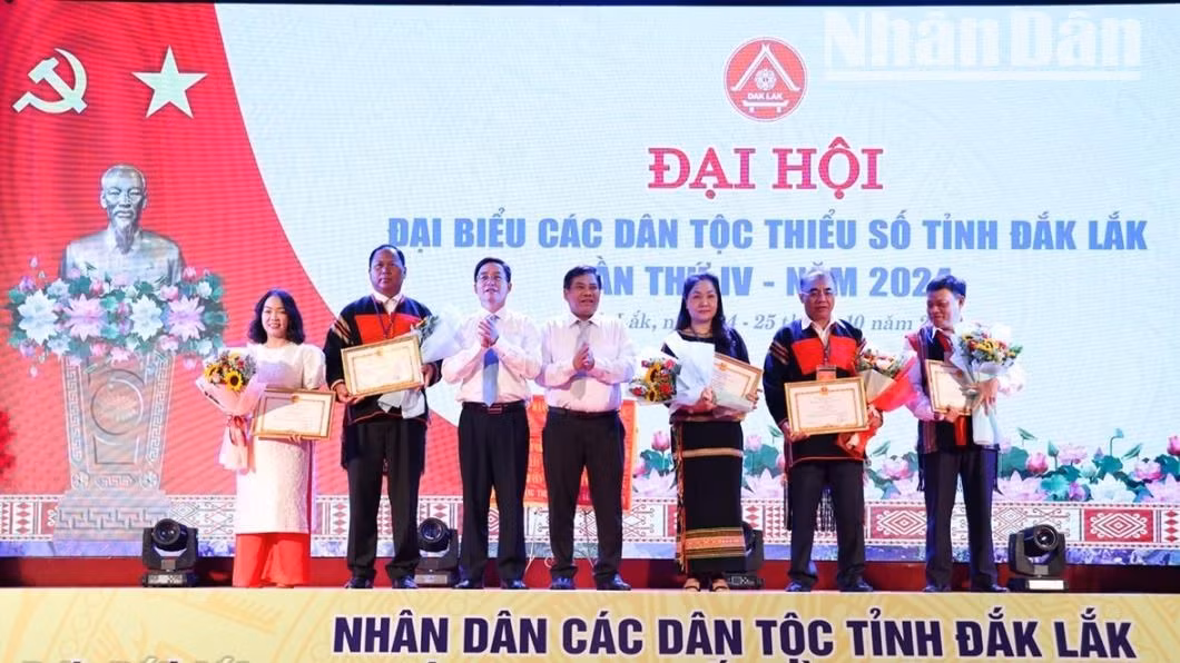Các tập thể và cá nhân nhận bằng khen của Bộ trưởng, Chủ nhiệm Ủy ban Dân tộc. Các tập thể và cá nhân nhận bằng khen của Bộ trưởng, Chủ nhiệm Ủy ban Dân tộc.
