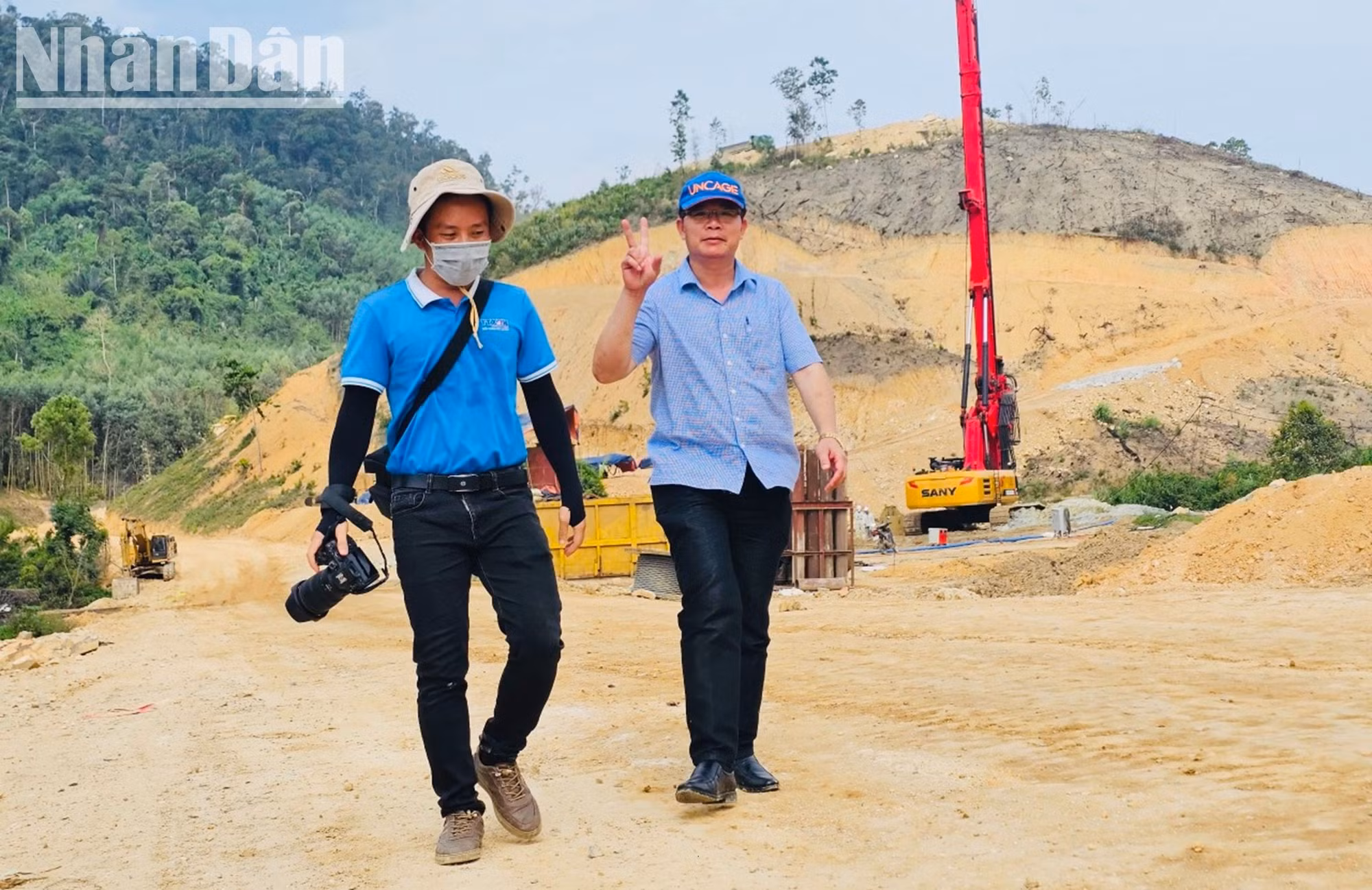 Từ thành phố Buôn Ma Thuột, các phóng viên phải vượt gần 200km theo quốc lộ 26 và hàng chục km đường đồi dốc mới đến được khu vực đang thi công gói thầu XL01 được thực hiện bởi liên danh nhà thầu do Tập đoàn Đèo Cả đứng đầu nằm trên địa bàn xã Cư San, huyện M'Đrắk, tỉnh Đắk Lắk.