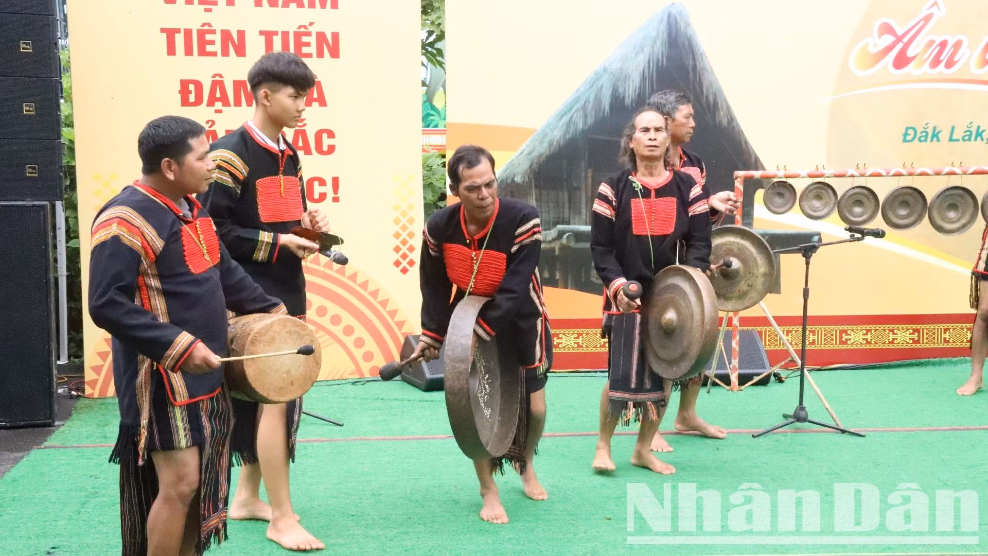 Thông qua liên hoan văn hóa cồng chiêng, vừa kiểm tra công tác bảo tồn văn hóa cồng chiêng ở các địa phương trong tỉnh, vừa tạo điều kiện cho các địa phương trong tỉnh giao lưu, học hỏi kinh nghiệm trong công tác bảo tồn và phát huy văn hóa cồng chiêng. Thông qua liên hoan văn hóa cồng chiêng, vừa kiểm tra công tác bảo tồn văn hóa cồng chiêng ở các địa phương trong tỉnh, vừa tạo điều kiện cho các địa phương trong tỉnh giao lưu, học hỏi kinh nghiệm trong công tác bảo tồn và phát huy văn hóa cồng chiêng.