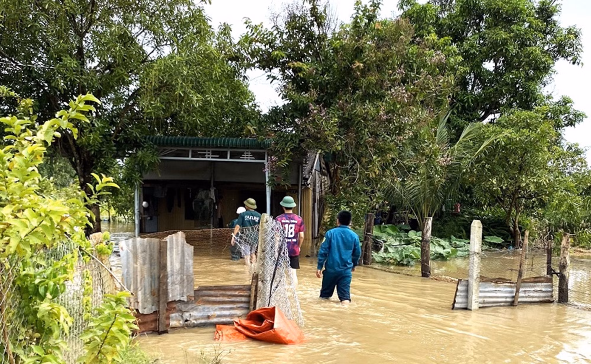 Nước lũ tràn ngập vào nhà dân ở huyện Ea Súp.