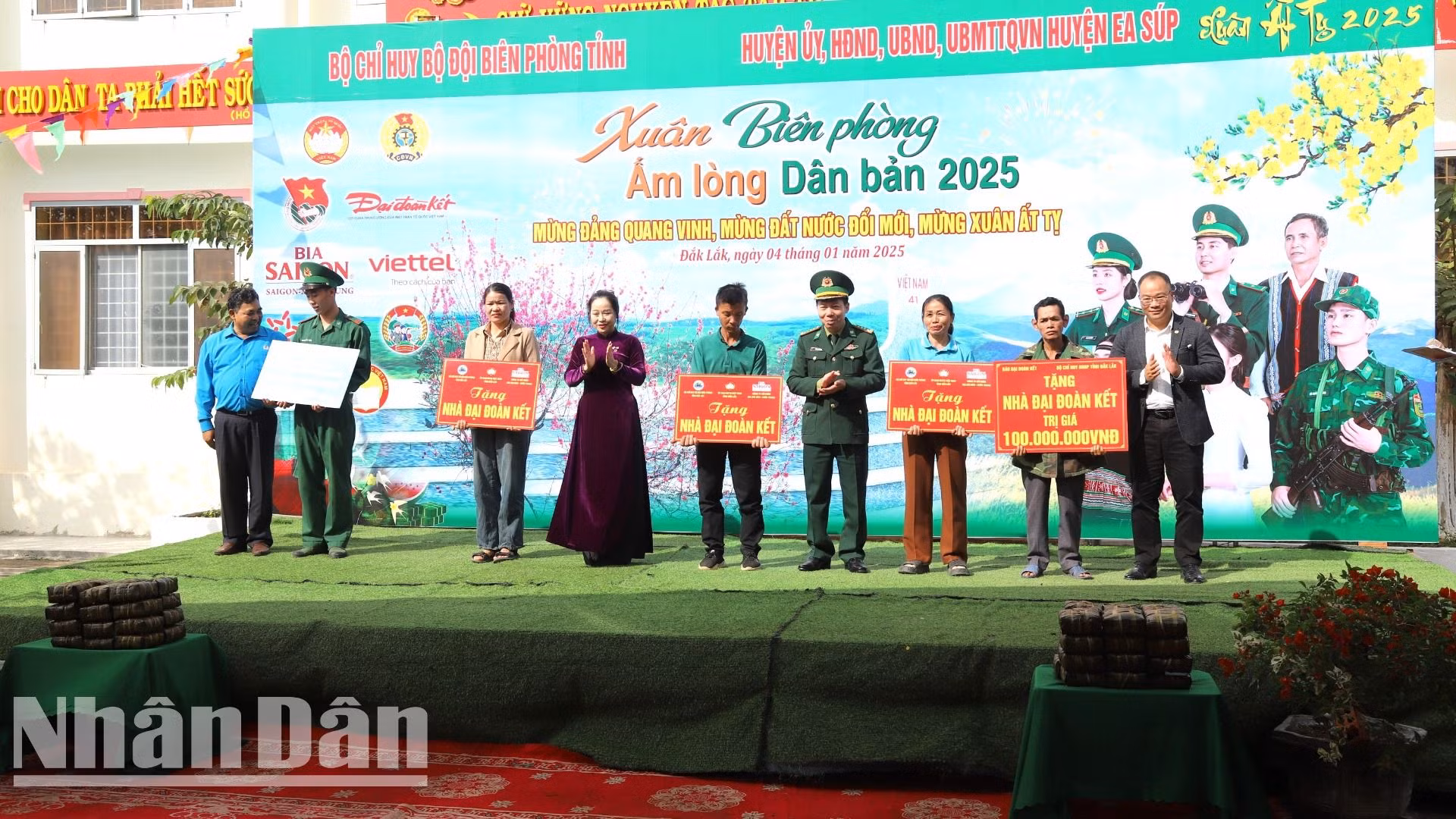 Chương trình trao tặng năm nhà Đại đoàn kết và Mái ấm công đoàn cho các gia đình có hoàn cảnh khó khăn. Chương trình trao tặng năm nhà Đại đoàn kết và Mái ấm công đoàn cho các gia đình có hoàn cảnh khó khăn.