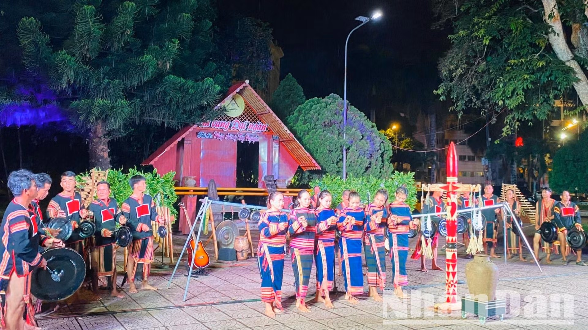Những năm gần đây, Sở Văn hóa-Thể thao và Du lịch tỉnh Đắk Lắk còn tổ chức biểu diễn định kỳ một tháng hai chương trình văn hóa cồng chiêng phục vụ nhân dân và du khách tại Trung tâm Văn hóa tỉnh và tổ chức nhiều hoạt động liên quan đến bảo tồn văn hóa cồng chiêng. Những năm gần đây, Sở Văn hóa-Thể thao và Du lịch tỉnh Đắk Lắk còn tổ chức biểu diễn định kỳ một tháng hai chương trình văn hóa cồng chiêng phục vụ nhân dân và du khách tại Trung tâm Văn hóa tỉnh và tổ chức nhiều hoạt động liên quan đến bảo tồn văn hóa cồng chiêng.
