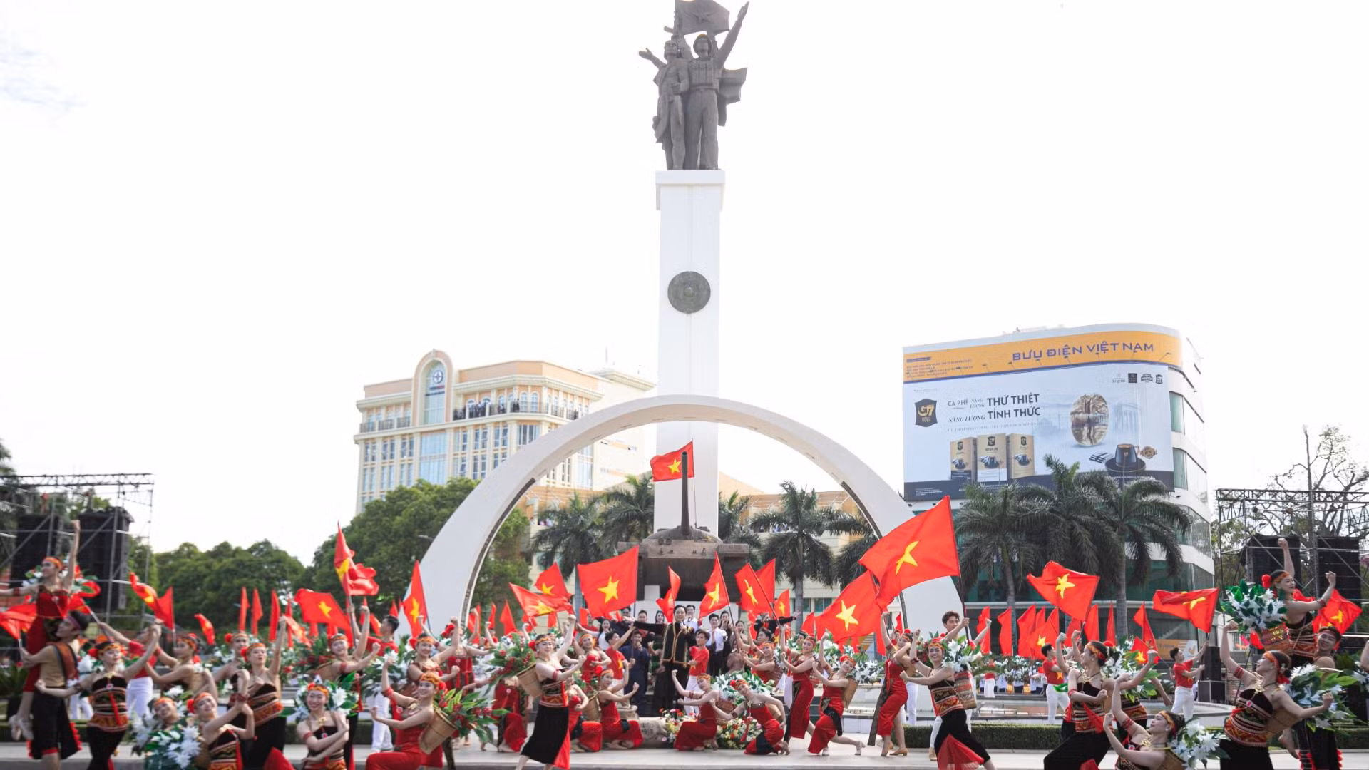Được sự quan tâm đầu tư của Đảng, Nhà nước và tỉnh Đắk Lắk, cùng sự nỗ lực, phấn đấu của Đảng bộ, chính quyền và nhân dân các dân tộc trên địa bàn, thành phố Buôn Ma Thuột phát triển xứng đáng đô thị trung tâm vùng Tây Nguyên. Được sự quan tâm đầu tư của Đảng, Nhà nước và tỉnh Đắk Lắk, cùng sự nỗ lực, phấn đấu của Đảng bộ, chính quyền và nhân dân các dân tộc trên địa bàn, thành phố Buôn Ma Thuột phát triển xứng đáng đô thị trung tâm vùng Tây Nguyên.