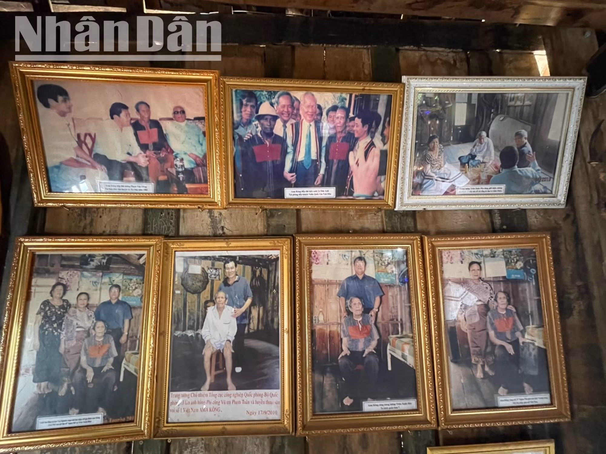 Tại gian khách của ngôi nhà sàn cổ của vua voi, hiện treo rất nhiều bức của các đồng chí lãnh đạo Đảng, Nhà nước đến thăm như: cố Tổng Bí thư Lê Khả Phiêu; cố Chủ tịch nước Lê Đức Anh; cố Thủ tướng Chính phủ Phạm Văn Đồng...
