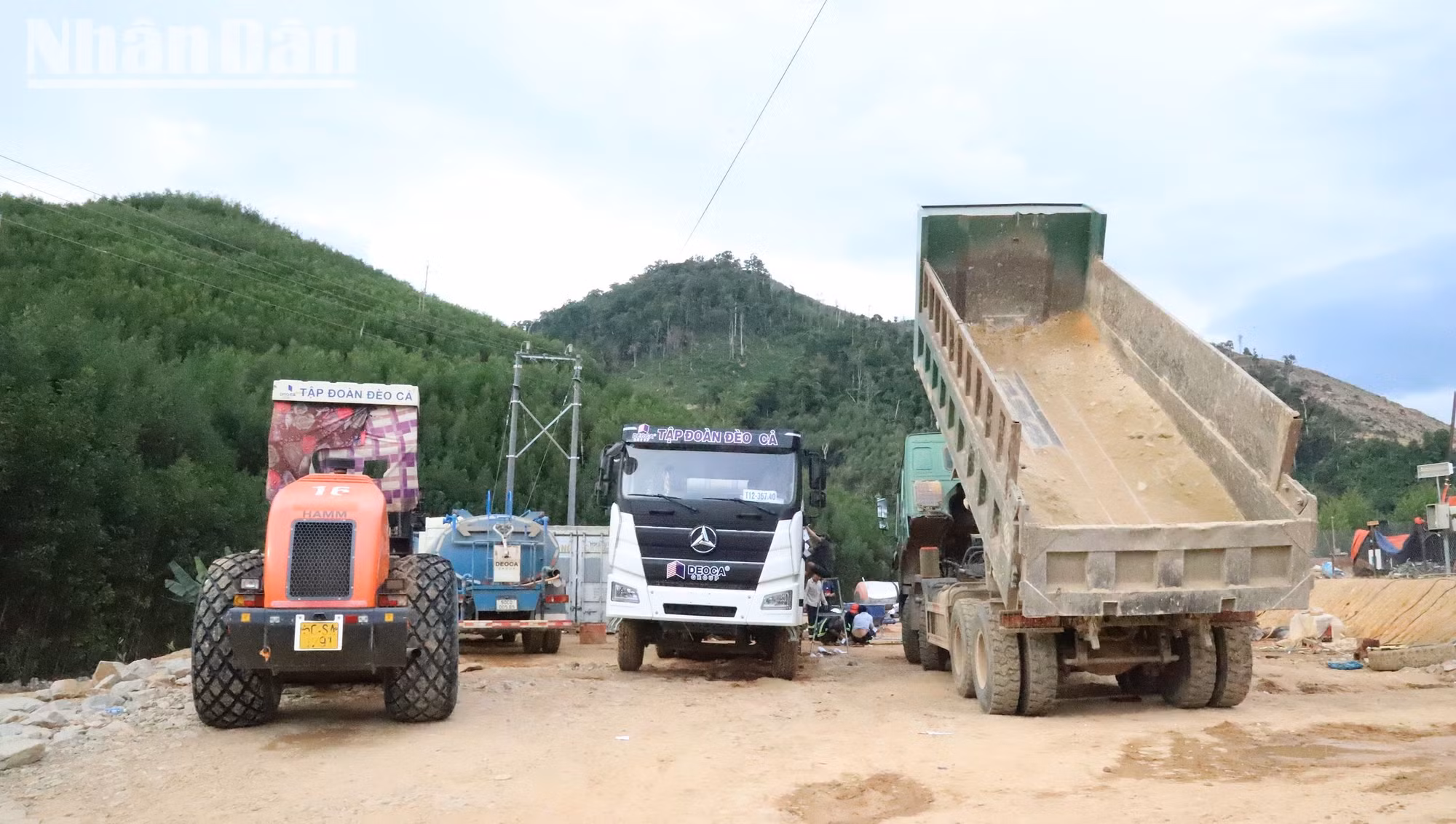 Phương tiện cơ giới, máy móc được nhà thầu tập kết phục vụ thi công gói thầu XL01 cao tốc Khánh Hòa-Buôn Ma Thuột.