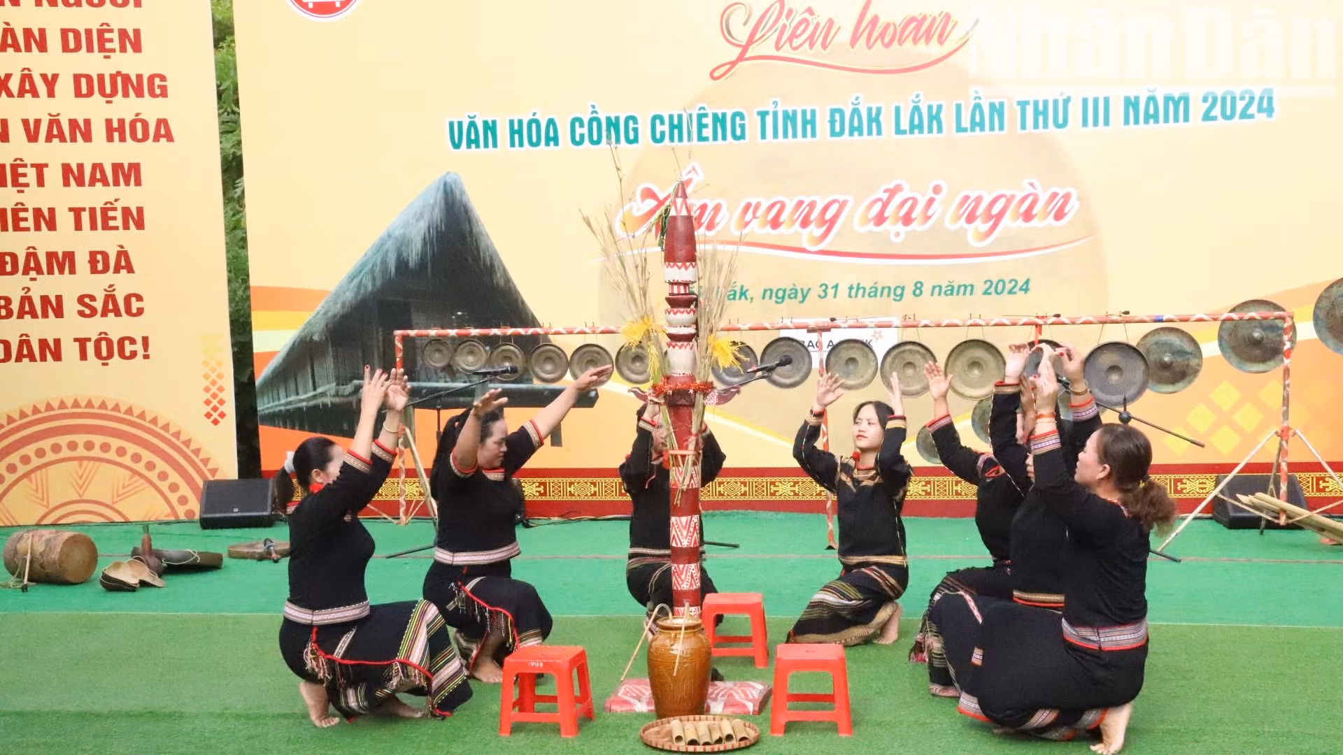 Đời sống được nâng lên, đồng bào các dân tộc thiểu số trong tỉnh luôn chú trọng bảo tồn và phát huy các giá trị văn hóa truyền thống. Đời sống được nâng lên, đồng bào các dân tộc thiểu số trong tỉnh luôn chú trọng bảo tồn và phát huy các giá trị văn hóa truyền thống.