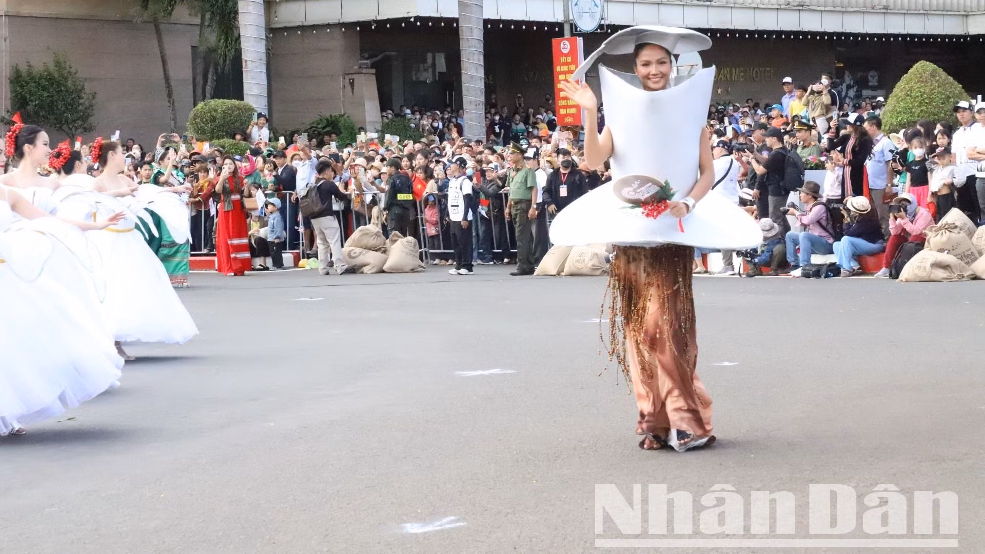 Hoa hậu hoàn vũ Việt Nam 2017, Top 5 Hoa hậu hoàn vũ Thế giới năm 2018 – H’Hen Niê, đại sứ truyền thông của lễ hội trong trang phục phin cà-phê để tuyên truyền, quảng bá cà-phê Buôn Ma Thuột. Hoa hậu hoàn vũ Việt Nam 2017, Top 5 Hoa hậu hoàn vũ Thế giới năm 2018 – H’Hen Niê, đại sứ truyền thông của lễ hội trong trang phục phin cà-phê để tuyên truyền, quảng bá cà-phê Buôn Ma Thuột.
