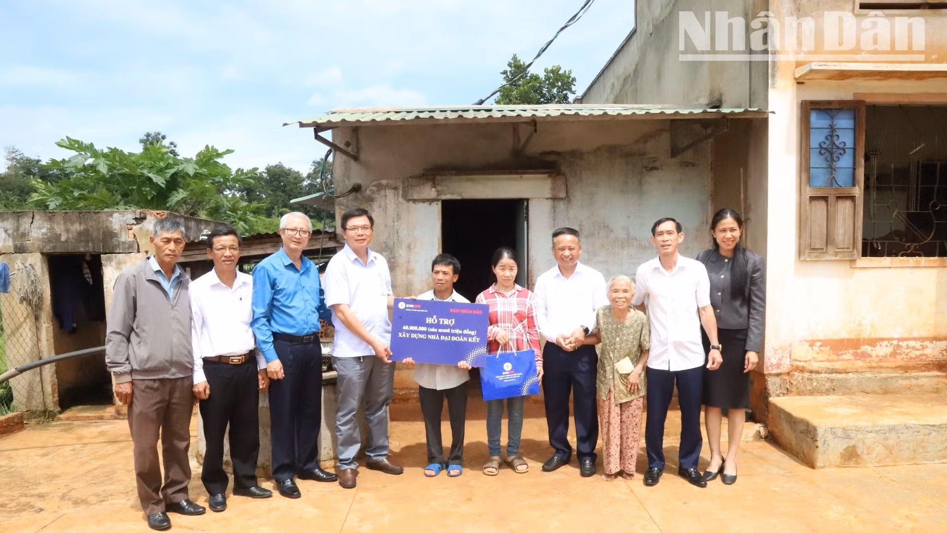 Nhà báo Nguyễn Công Lý, Trưởng Văn phòng đại diện Báo Nhân Dân tại tỉnh Đắk Lắk và lãnh đạo Công ty Điện lực Đắk Lắk trao tặng kinh phí 60 triệu đồng cho gia đình anh Nguyễn Hữu Dũng và Ngô Thị Nhuần xây dựng nhà ở. Nhà báo Nguyễn Công Lý, Trưởng Văn phòng đại diện Báo Nhân Dân tại tỉnh Đắk Lắk và lãnh đạo Công ty Điện lực Đắk Lắk trao tặng kinh phí 60 triệu đồng cho gia đình anh Nguyễn Hữu Dũng và Ngô Thị Nhuần xây dựng nhà ở.