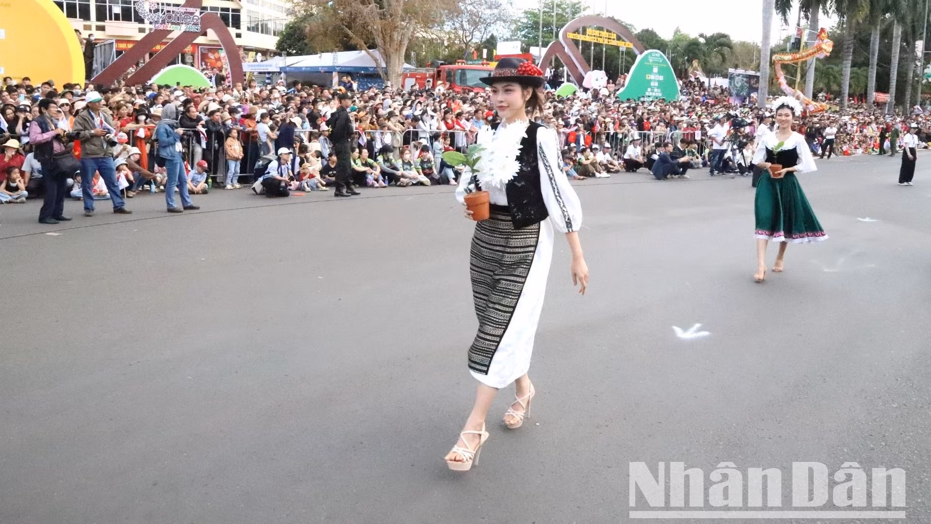 Các hoa hậu, người mẫu tham gia lễ hội đường phố Buôn Ma Thuột để tuyên truyền, quảng bá cà-phê Buôn Ma Thuột và Buôn Ma Thuột-điểm đến của cà-phê thế giới. Các hoa hậu, người mẫu tham gia lễ hội đường phố Buôn Ma Thuột để tuyên truyền, quảng bá cà-phê Buôn Ma Thuột và Buôn Ma Thuột-điểm đến của cà-phê thế giới.