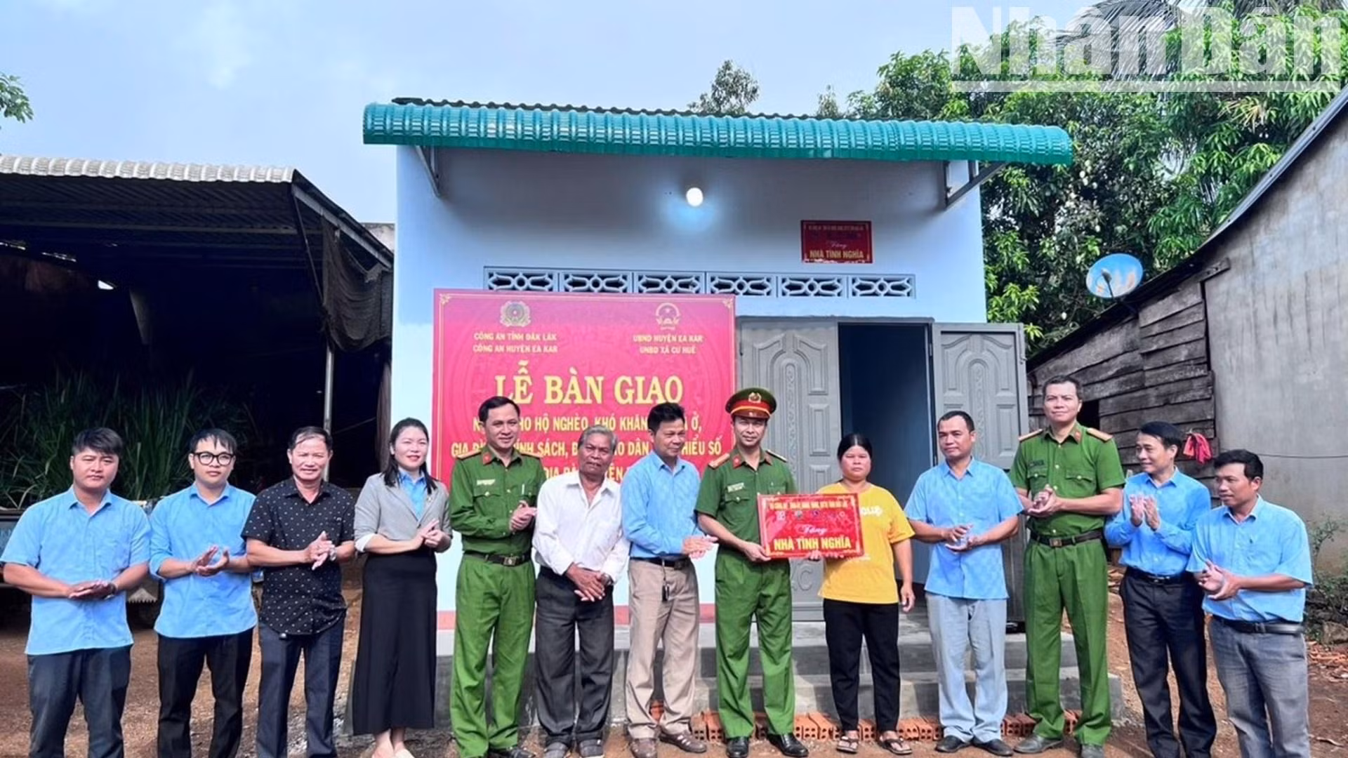 Công an huyện Ea Kar phối hợp với Ủy ban nhân dân xã Cư Huê bàn giao nhà cho hộ nghèo gặp khó khăn về nhà ở. Công an huyện Ea Kar phối hợp với Ủy ban nhân dân xã Cư Huê bàn giao nhà cho hộ nghèo gặp khó khăn về nhà ở.