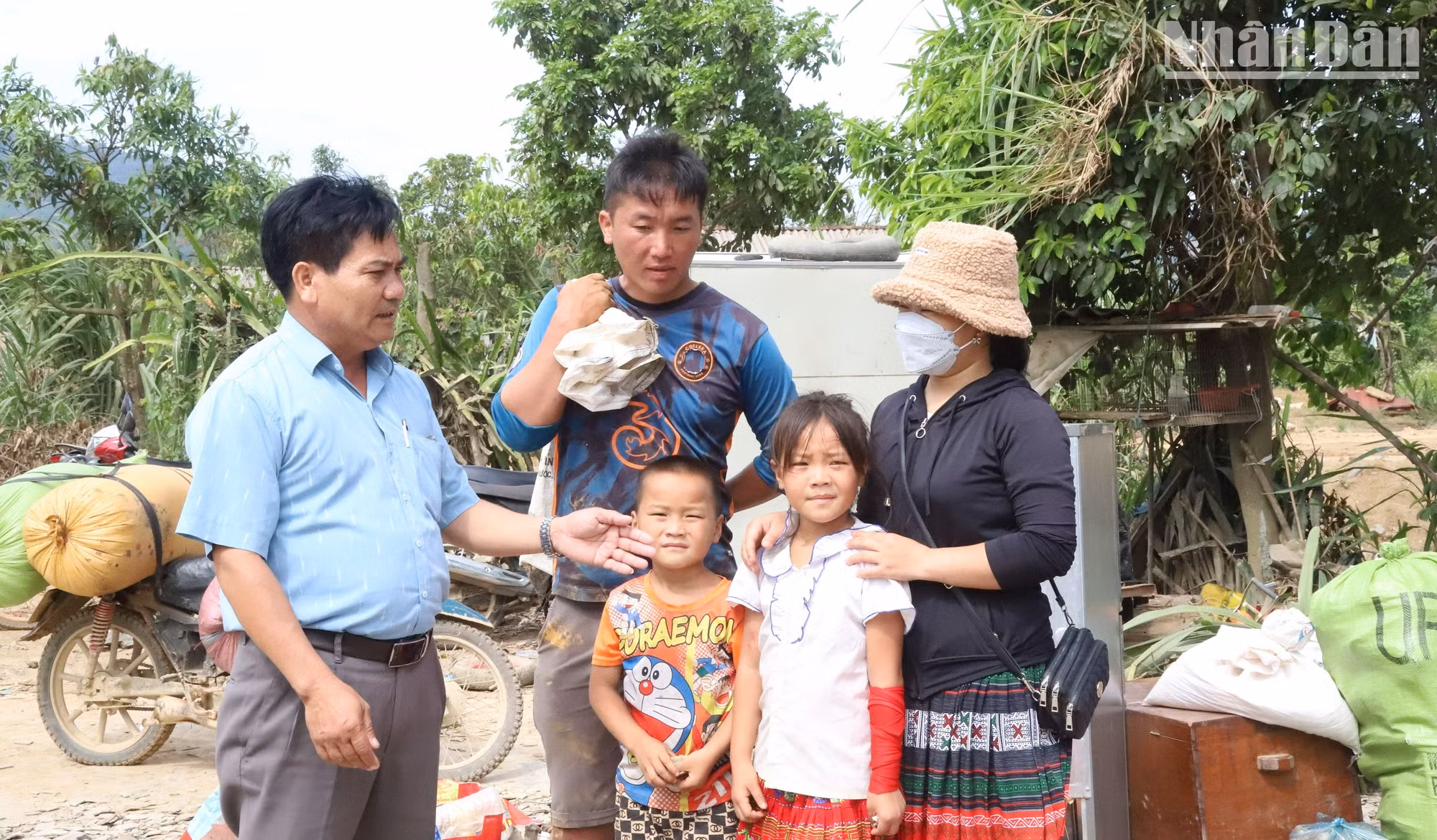 Lãnh đạo Ban Dân vận Huyện ủy M’Đrắk vận động đồng bào di cư tự do di dời nhà cửa đến khu tái định cư để xây dựng công trình hồ chứa nước Krông Pách Thượng.