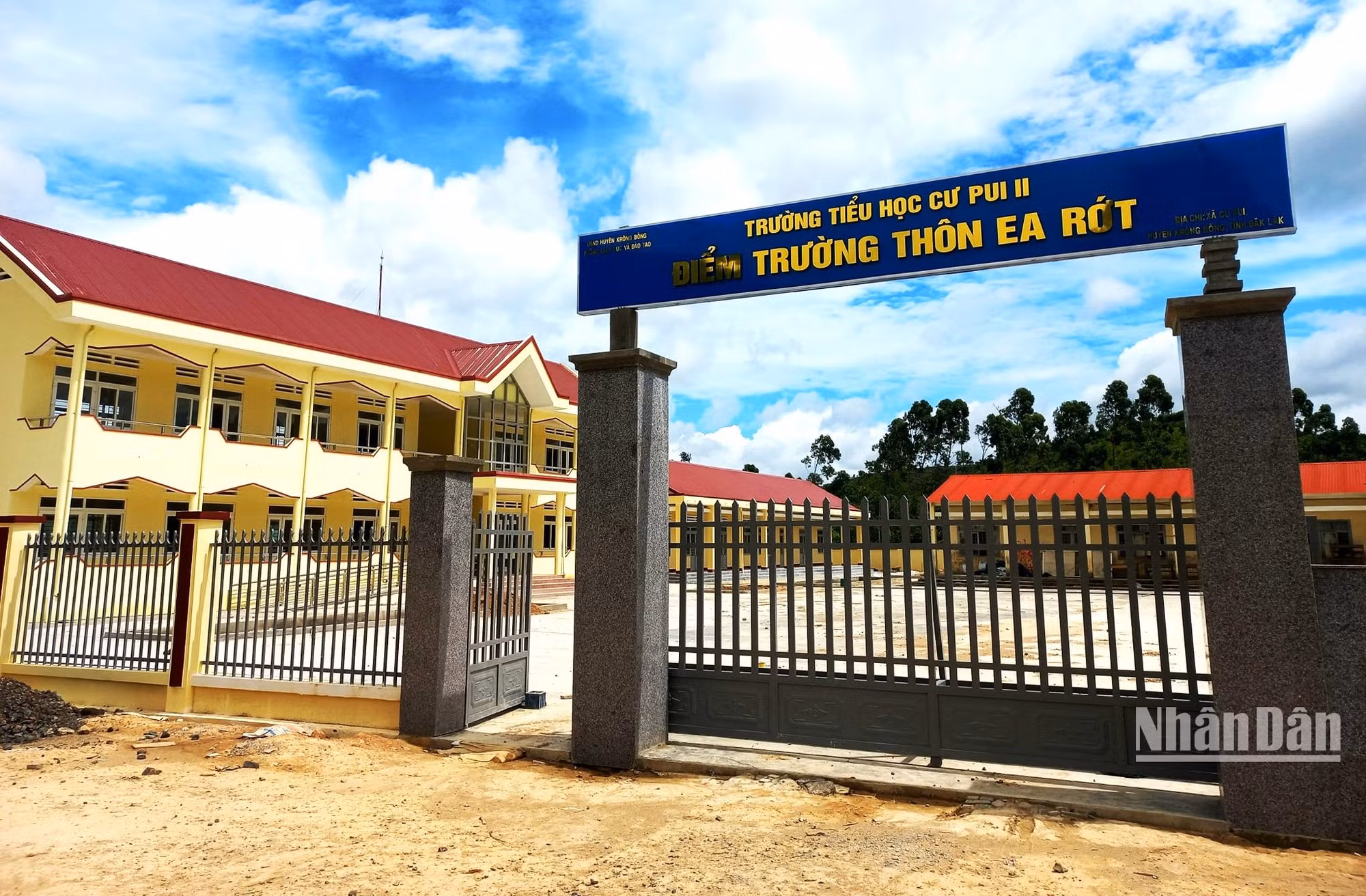 Trường học được xây dựng khang trang tại thôn Ea Rớt, xã Cư Pui, huyện Krông Bông, thôn chủ yếu đồng bào Mông di cư tự do vào sinh sống.