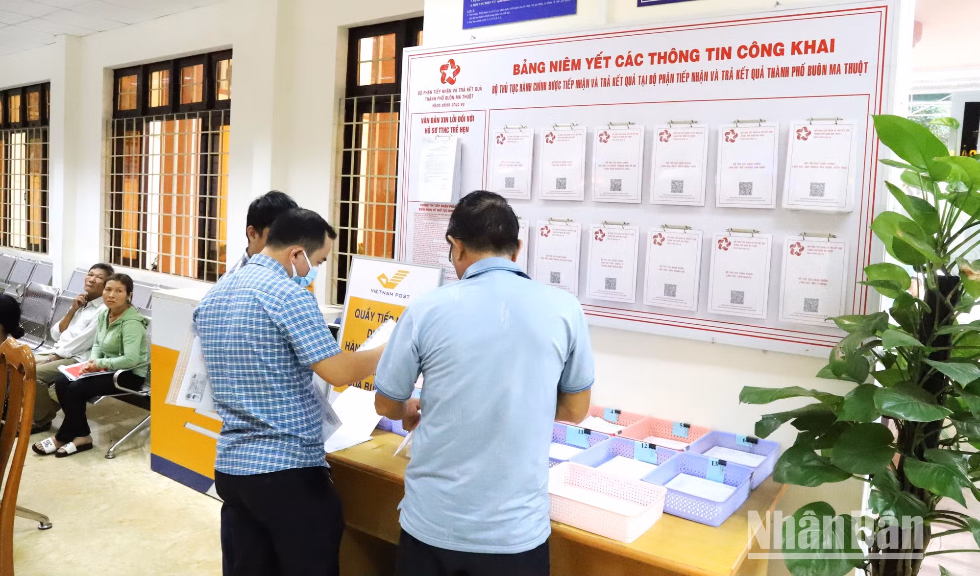 Người dân đến tìm hiểu các thông tin được niêm yết công tại các bộ thủ tục hành chính tại Bộ phận tiếp nhận và trả kết quả thành phố Buôn Ma Thuột.