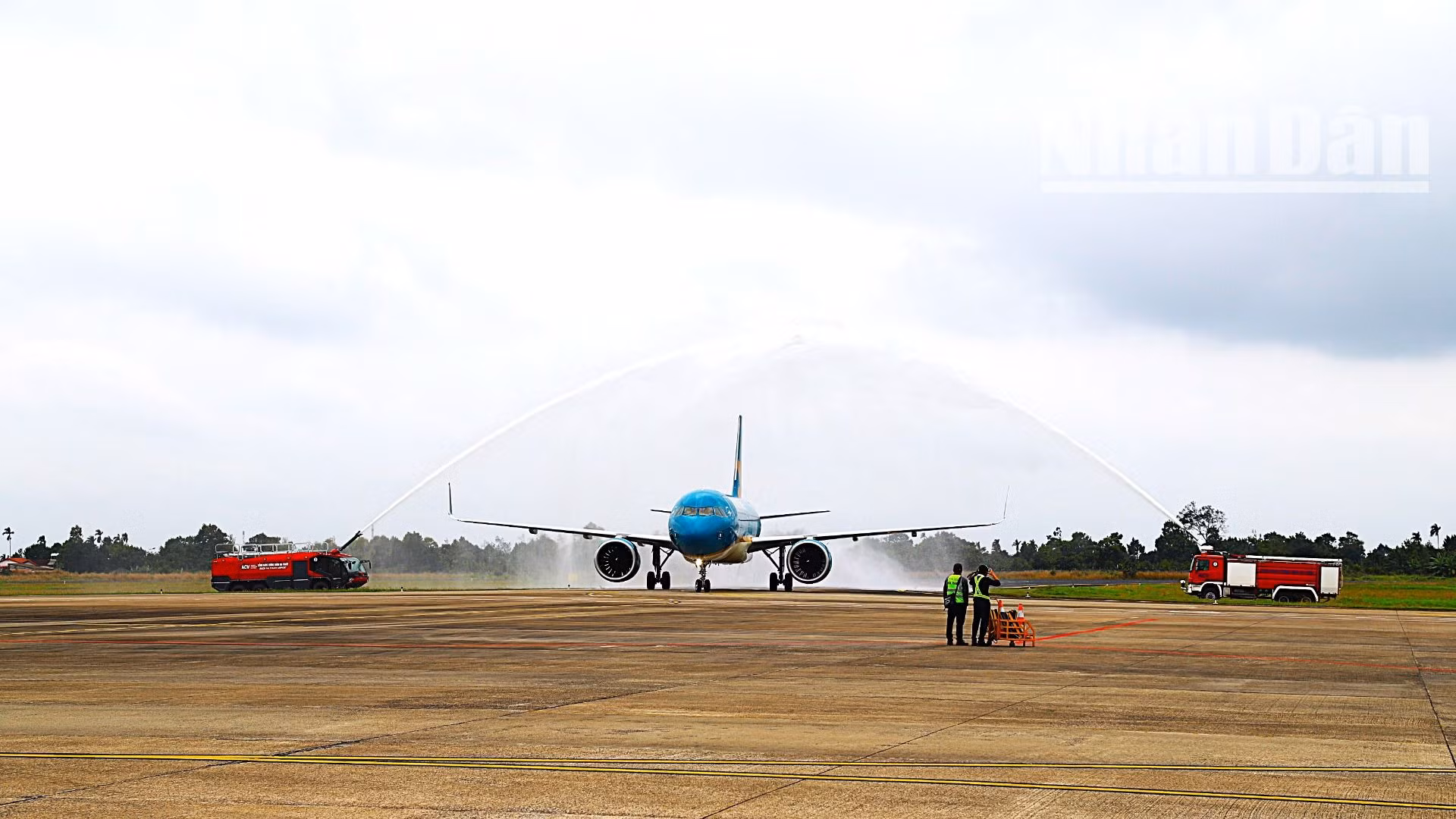 Chiếc máy bay của Hãng hàng không quốc gia Việt Nam Vietnam Airline mang số hiệu VN1603 chở vị khách du lịch thứ 1,5 triệu và đoàn khách du lịch đầu tiên đến tỉnh Đắk Lắk nhân dịp Tết Dương lịch năm 2025.