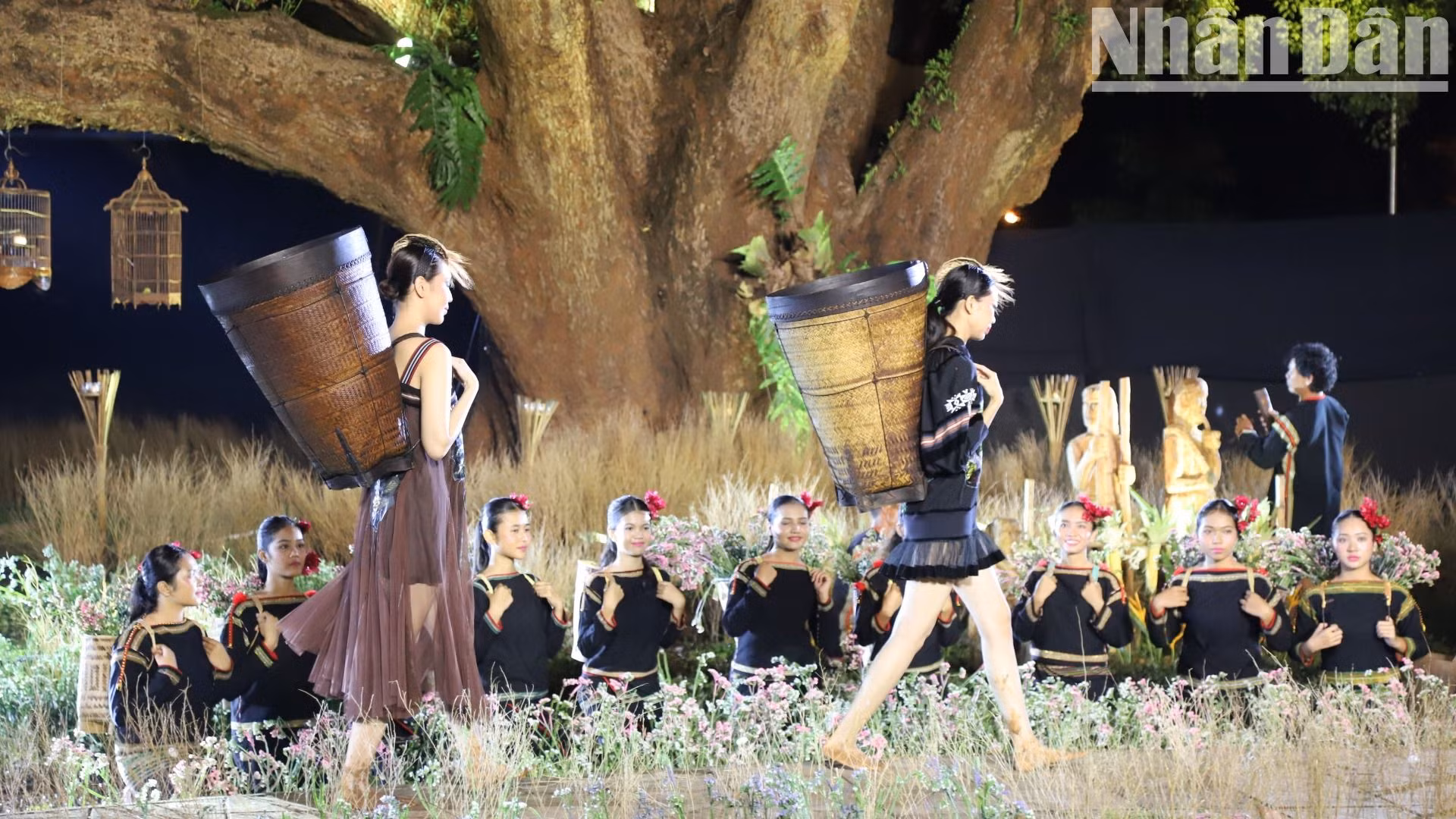 Cùng với thổ cẩm, chương trình còn giới thiệu những chiếc gùi là phương tiện gắn bó với đời sống hàng ngày của đồng bào Ê Đê. Cùng với thổ cẩm, chương trình còn giới thiệu những chiếc gùi là phương tiện gắn bó với đời sống hàng ngày của đồng bào Ê Đê.
