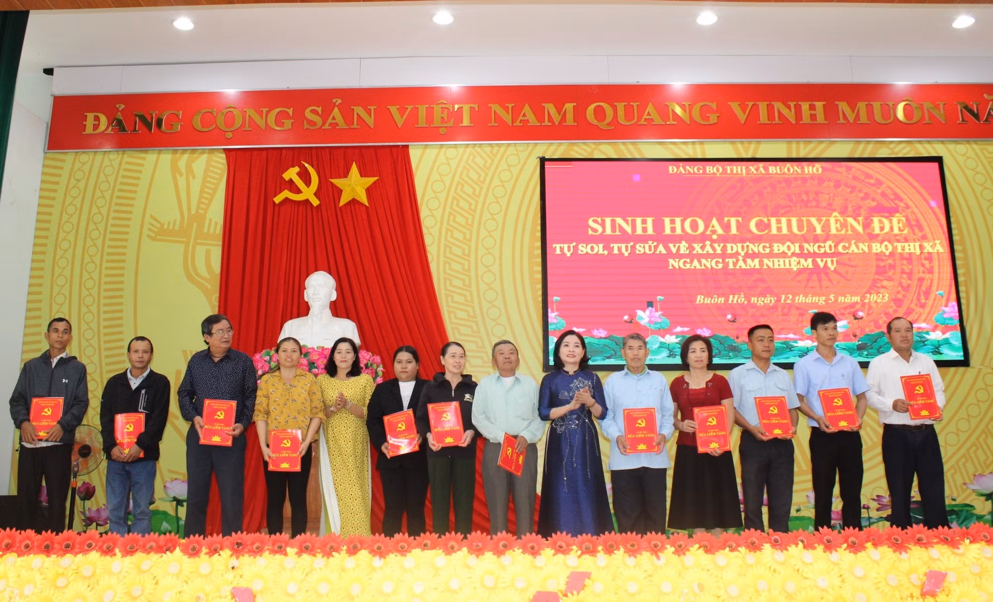 Lãnh đạo Thị ủy Buôn Hồ trao tặng "Sổ tiết kiệm Búa liềm vàng" cho các đảng viên có hoàn cảnh khó khăn.