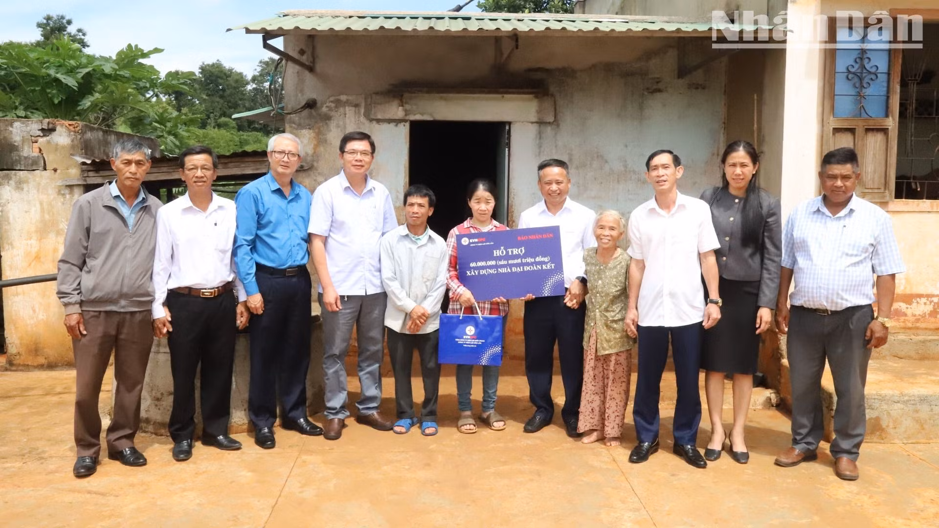 Các đồng chí lãnh đạo Huyện ủy Krông Búk và Đảng ủy xã Tân Lập chứng kiến buổi trao kinh phí xây dựng nhà Đại đoàn kết cho gia đình anh Nguyễn Hữu Dũng và chị Ngô Thị Nhuần. Các đồng chí lãnh đạo Huyện ủy Krông Búk và Đảng ủy xã Tân Lập chứng kiến buổi trao kinh phí xây dựng nhà Đại đoàn kết cho gia đình anh Nguyễn Hữu Dũng và chị Ngô Thị Nhuần.
