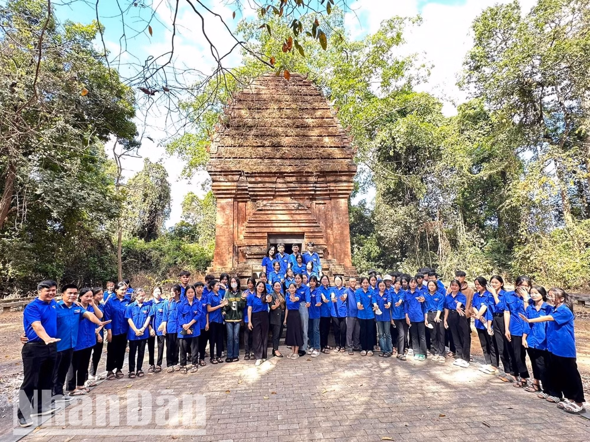 Hiện nay, Tháp Yang Prong là địa điểm thu hút nhiều nhà nghiên cứu và khách du lịch khi đến với Tây Nguyên. Bởi đây là ngọn Tháp Chàm duy nhất được tìm thấy trên vùng đất Tây Nguyên hùng vĩ.