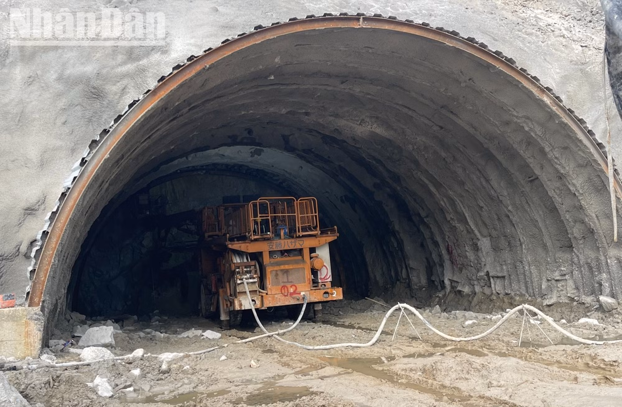 Sau hơn 1 tháng mở cửa hầm phía tây và tiến hành đào hầm, nhà thầu thi công đã đào được khoảng 50m dài cả 2 hầm phải và hầm trái.