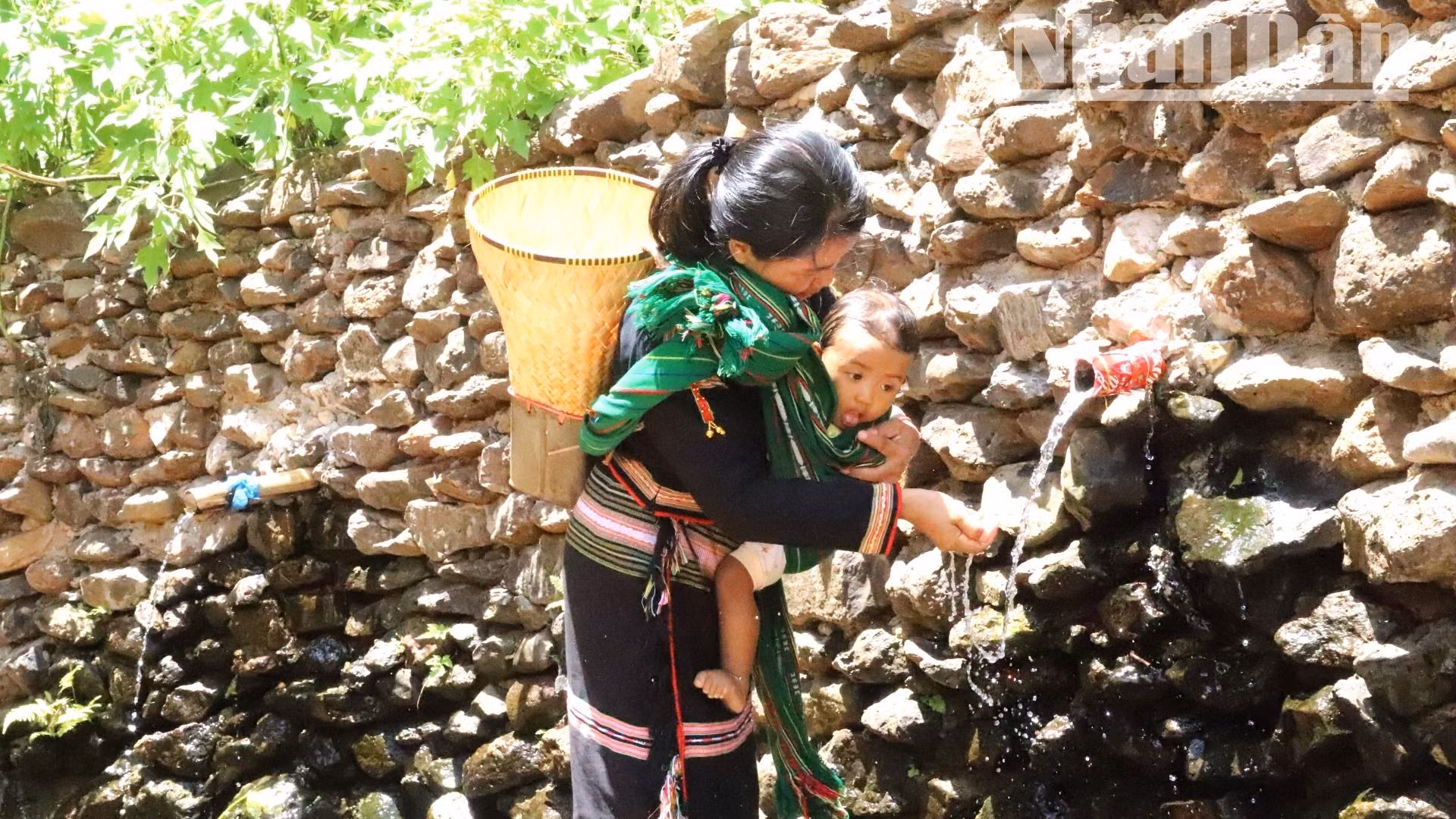 Ngay từ nhỏ, nhiều trẻ nhỏ đã được mẹ địu theo ra bến nước nên bến nước.Nên bế