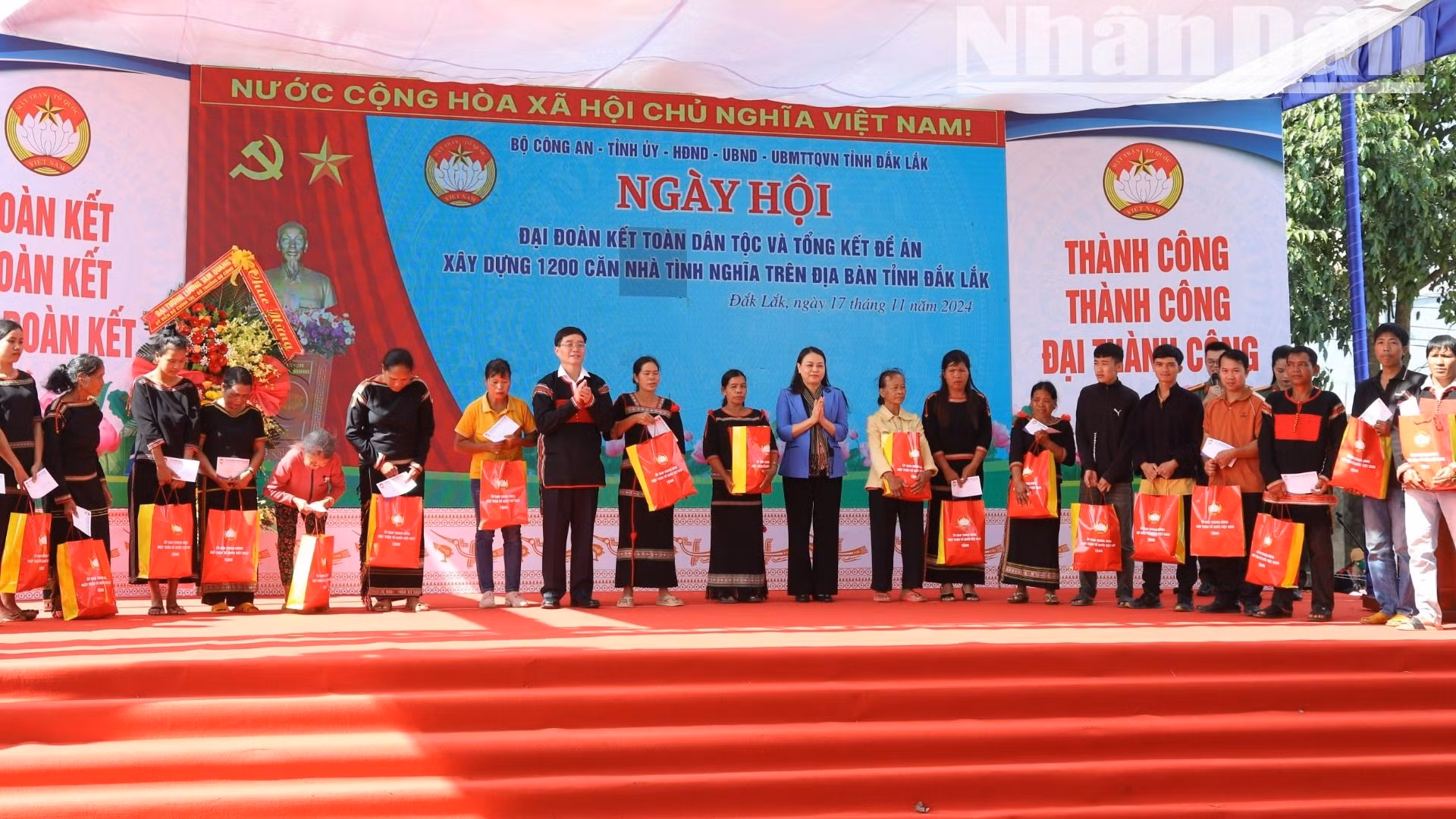 Trao tặng quà của Ủy ban Mặt trận Tổ quốc Việt Nam cho các gia đình đồng bào dân tộc thiểu số có hoàn cảnh khó khăn trên địa bàn huyện Cư Kuin. Trao tặng quà của Ủy ban Mặt trận Tổ quốc Việt Nam cho các gia đình đồng bào dân tộc thiểu số có hoàn cảnh khó khăn trên địa bàn huyện Cư Kuin.