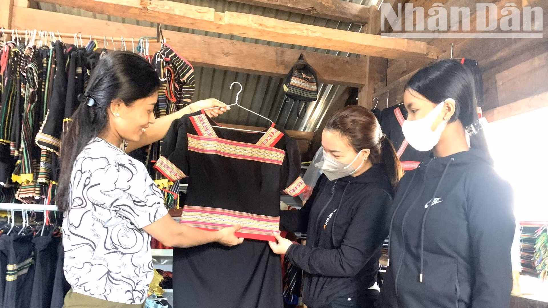 Bà con dân tộc thiểu số ở huyện Cư M'gar bảo tồn nghề dệt thổ cẩm. Bà con dân tộc thiểu số ở huyện Cư M'gar bảo tồn nghề dệt thổ cẩm.