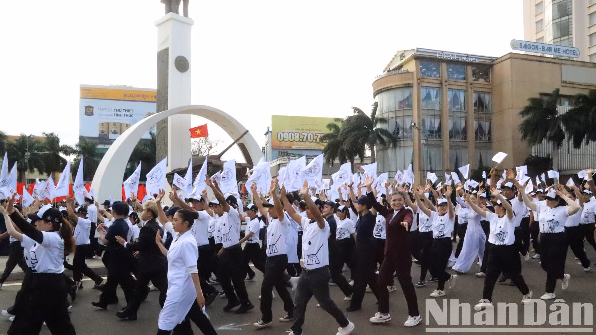 Lễ hội đường phố thu hút hàng nghìn nghệ sĩ, diễn viên, ca sĩ, người mẫu, các đại sứ truyền thông của Lễ hội, các Hoa hậu, Đoàn nghệ thuật các nước, người lao động tham gia. Lễ hội đường phố thu hút hàng nghìn nghệ sĩ, diễn viên, ca sĩ, người mẫu, các đại sứ truyền thông của Lễ hội, các Hoa hậu, Đoàn nghệ thuật các nước, người lao động tham gia.