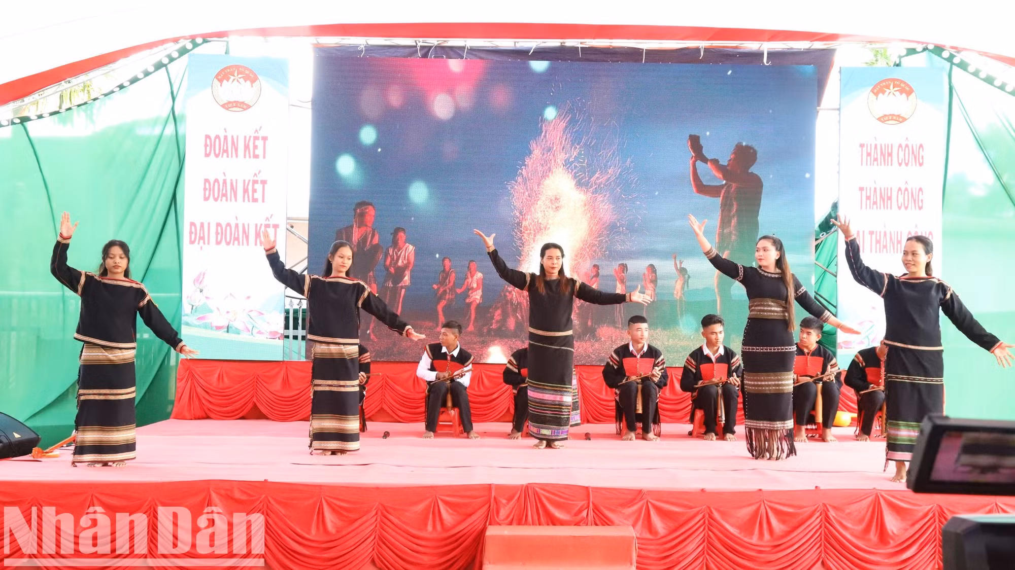Các hoạt động văn hóa, văn nghệ diễn ra sôi nổi từ tỉnh đến cơ sở.