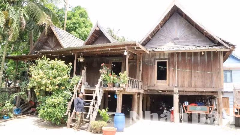 Dù được làm bằng gỗ nhưng ngôi nhà đã hơn 100 năm.