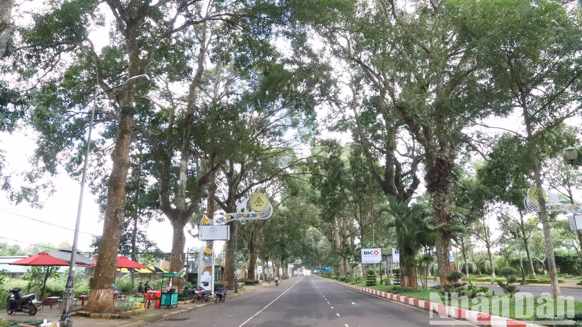 Người dân địa phương mở các quán bên đường phục vụ du khách đến "check-in". Người dân địa phương mở các quán bên đường phục vụ du khách đến "check-in".