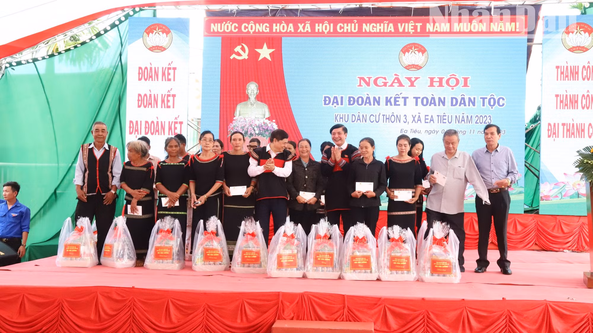 Đồng chí Bùi Văn Cường, Ủy viên Trung ương Đảng, Ủy viên Ủy ban Thường vụ Quốc hội, Chủ nhiệm Văn phòng Quốc hội, Tổng Thư ký Quốc hội thăm, tặng quà cho đồng bào các dân tộc xã Ea Tiêu, huyện Cư Kuin trong năm 2023.