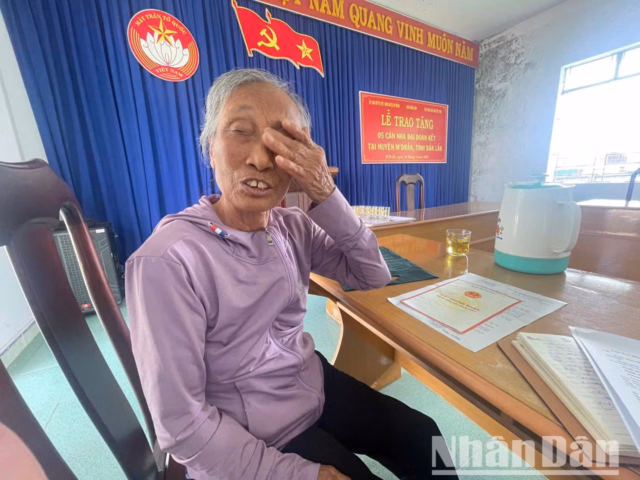 Bà Đào Thị Nghiêm, ở thôn 5 xã Cư Króa, xúc động khi đến nhận kinh phí do Báo Nhân Dân và Tập đoàn Công nghiệp-Năng lượng quốc gia Việt Nam trao tặng để xây dựng nhà đại đoàn kết. Bà Đào Thị Nghiêm, ở thôn 5 xã Cư Króa, xúc động khi đến nhận kinh phí do Báo Nhân Dân và Tập đoàn Công nghiệp-Năng lượng quốc gia Việt Nam trao tặng để xây dựng nhà đại đoàn kết.