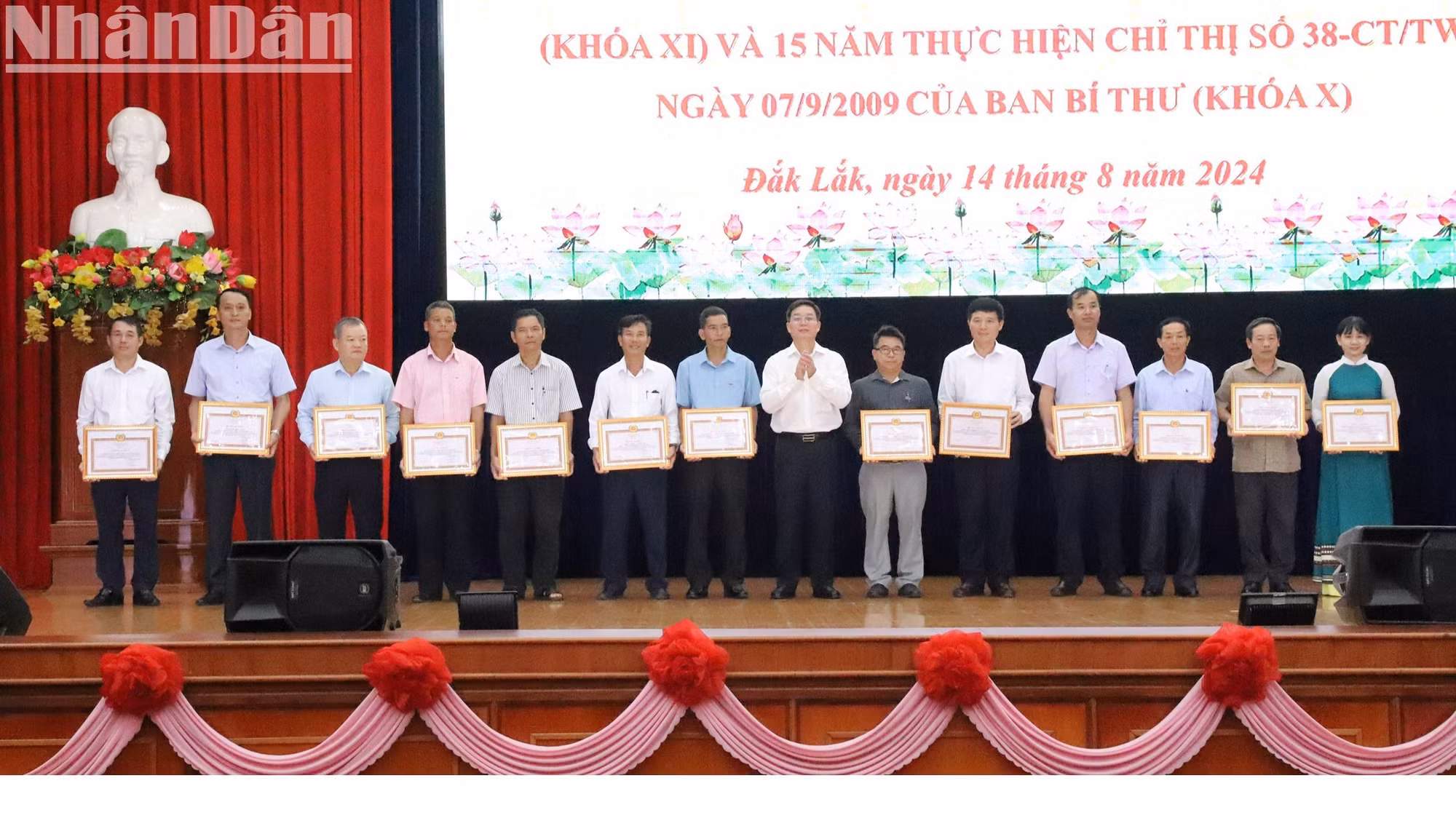 Bí thư Tỉnh ủy Đắk Lắk Nguyễn Đình Trung tặng Bằng khen của Tỉnh ủy cho 13 tập thể có thành tích xuất sắc trong thực hiện 10 năm thực hiện Nghị quyết số 33-NQ/TW về “Xây dựng và phát triển văn hóa, con người Việt Nam đáp ứng yêu cầu phát triển bền vững đất nước”. Bí thư Tỉnh ủy Đắk Lắk Nguyễn Đình Trung tặng Bằng khen của Tỉnh ủy cho 13 tập thể có thành tích xuất sắc trong thực hiện 10 năm thực hiện Nghị quyết số 33-NQ/TW về “Xây dựng và phát triển văn hóa, con người Việt Nam đáp ứng yêu cầu phát triển bền vững đất nước”.