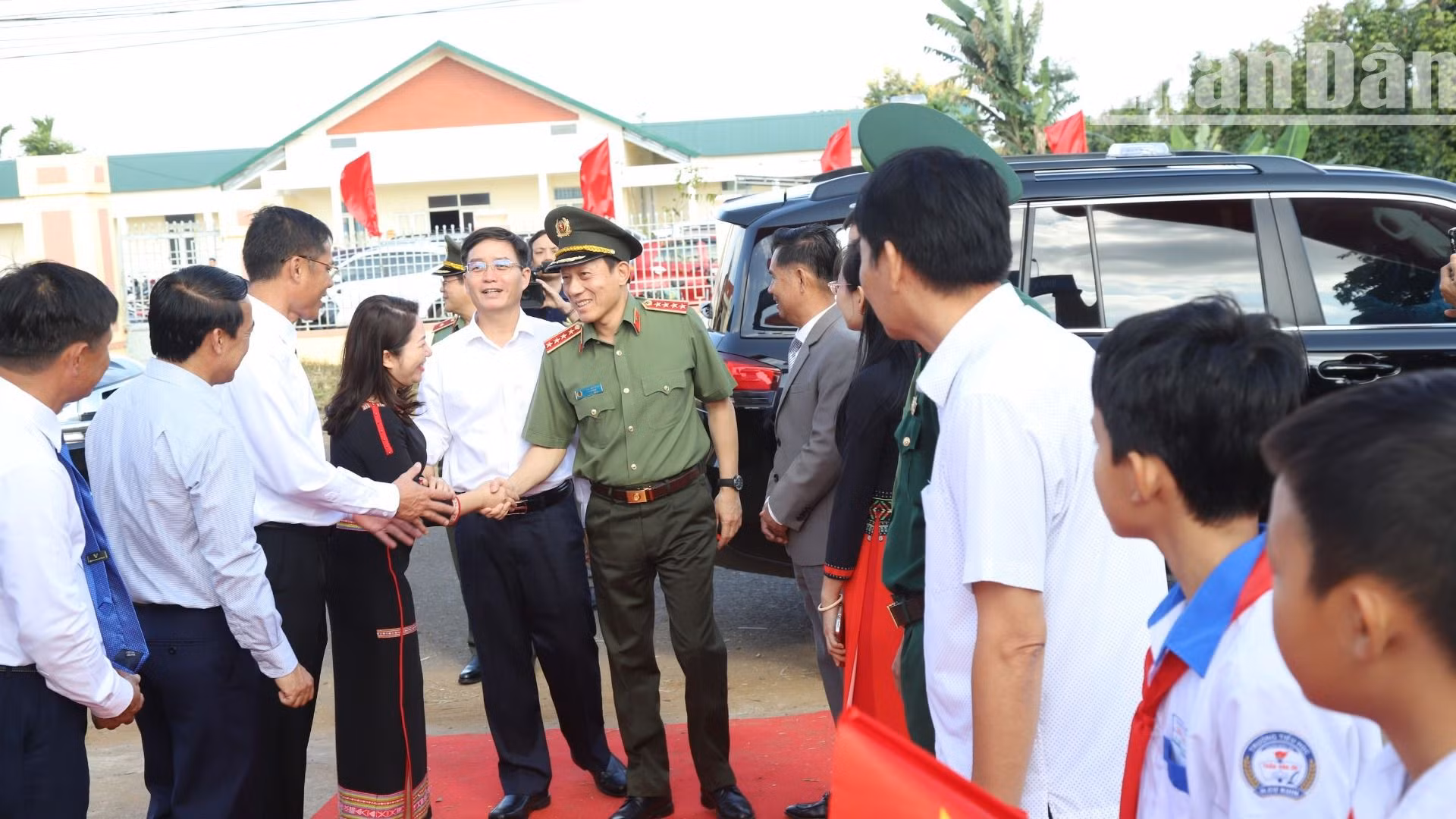 Đại tướng Lương Tam Quang thăm hỏi cán bộ và nhân dân huyện Cư Kuin.