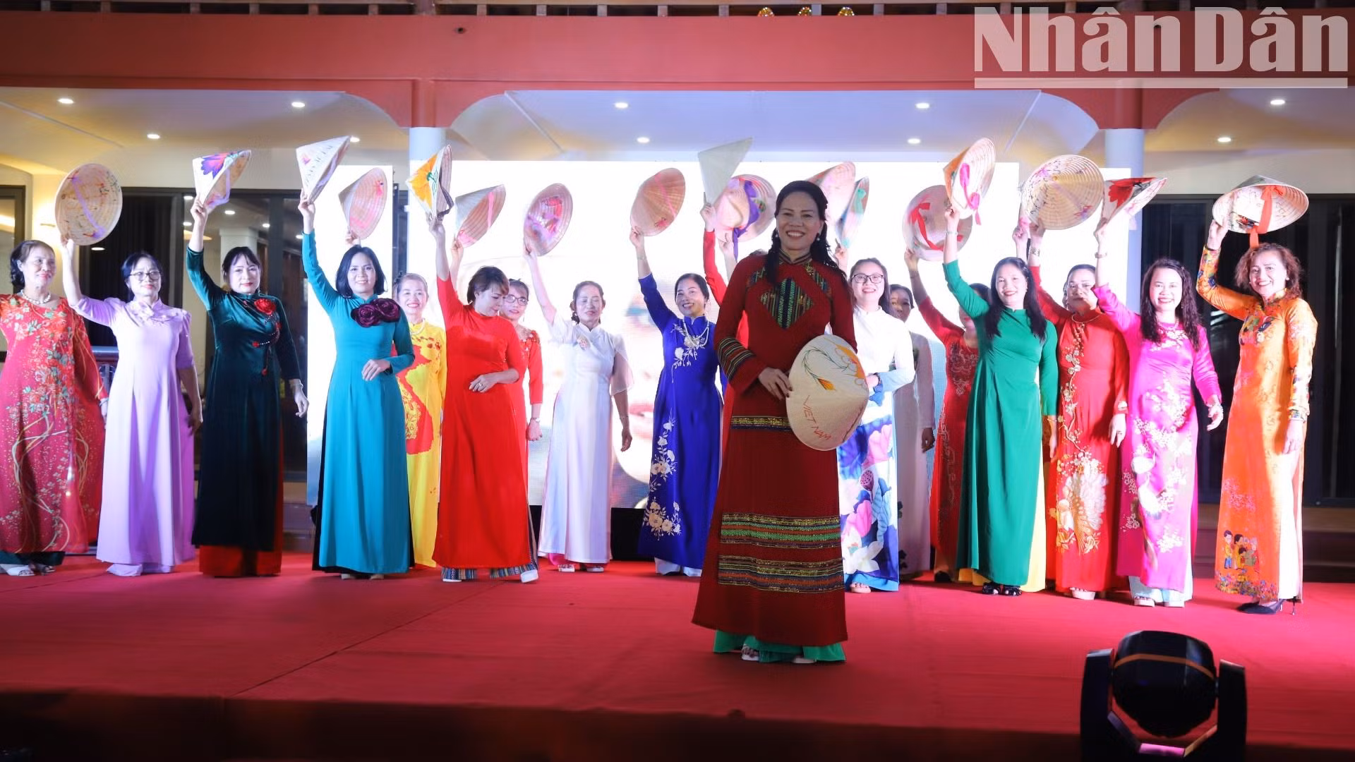 Người phụ nữ Việt Nam luôn tự hào khi khoác trên mình tà áo dài truyền thống.