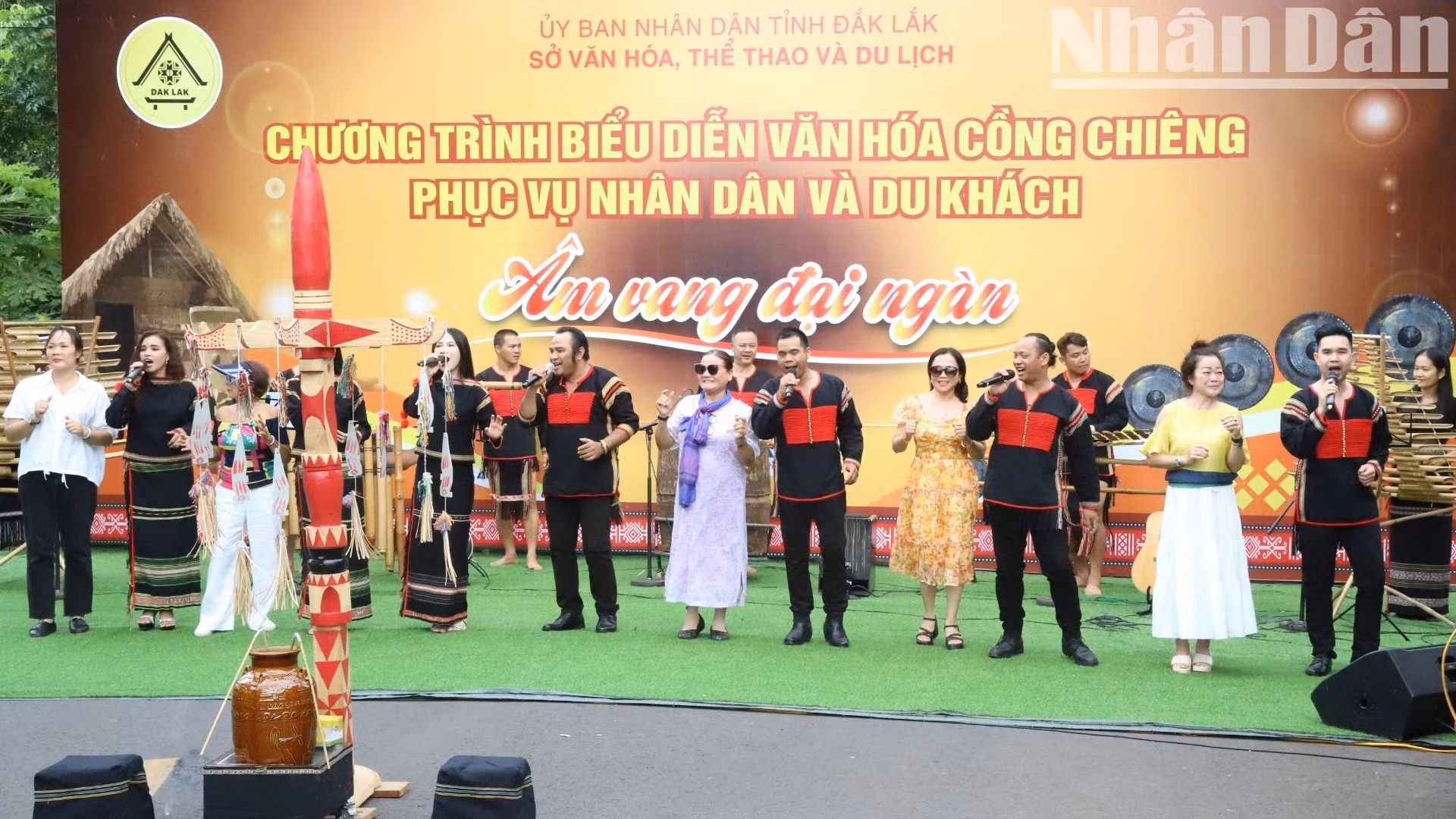 Khách du lịch giao lưu với các ca sĩ, nghệ sĩ người đồng bào dân tộc thiểu số ở Đắk Lắk.