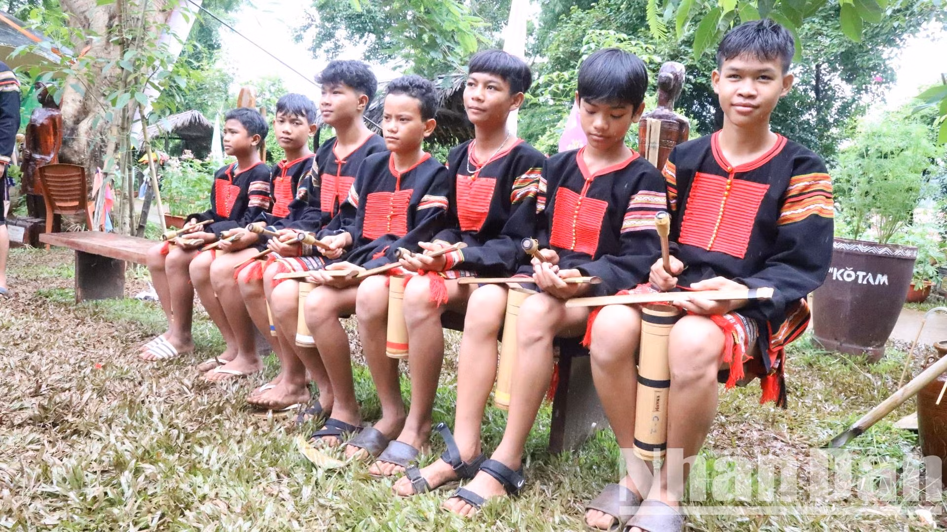 Cùng với việc cấp chiêng và trang phục truyền thống cho đội văn nghệ tiêu biểu các buôn làng, ngành Văn hóa-Thể thao và Du lịch tỉnh Đắk Lắk còn tổ chức được hơn 130 lớp truyền dạy đánh chiêng cho các thanh thiếu niên ở các buôn làng và trường học. Cùng với việc cấp chiêng và trang phục truyền thống cho đội văn nghệ tiêu biểu các buôn làng, ngành Văn hóa-Thể thao và Du lịch tỉnh Đắk Lắk còn tổ chức được hơn 130 lớp truyền dạy đánh chiêng cho các thanh thiếu niên ở các buôn làng và trường học.