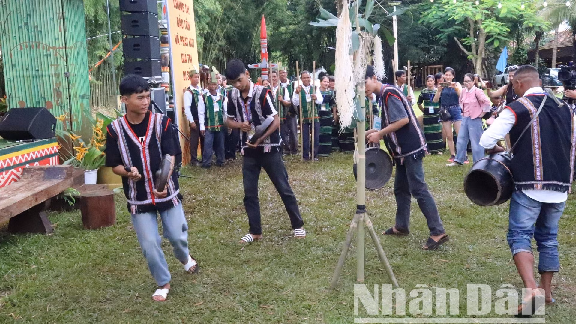 Nhờ đó, nhiều bạn trẻ đã biết diễn tấu cồng chiêng và thường xuyên tham gia diễn tấu cồng chiêng trong các sự kiện hay lễ hội của buôn làng. Nhờ đó, nhiều bạn trẻ đã biết diễn tấu cồng chiêng và thường xuyên tham gia diễn tấu cồng chiêng trong các sự kiện hay lễ hội của buôn làng.