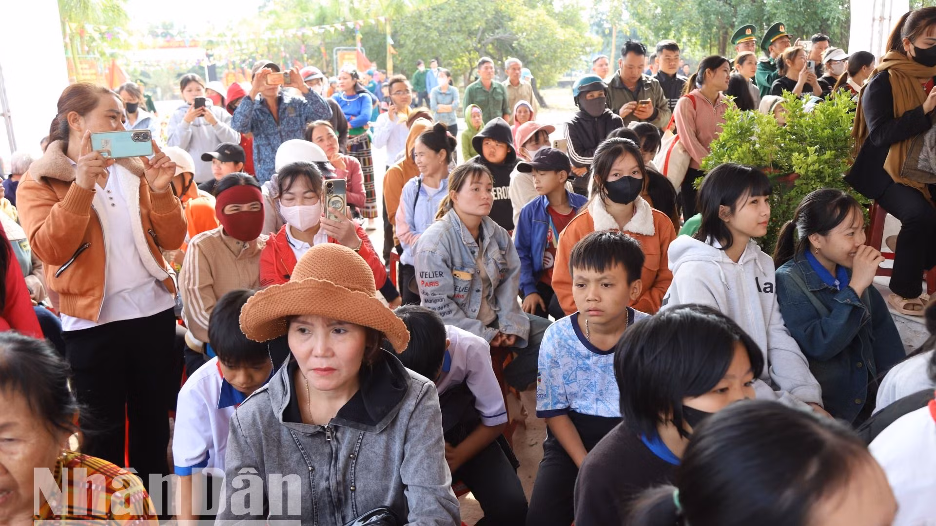 Đông đảo nhân dân xã biên giới Ia Lốp dự chương trình. Đông đảo nhân dân xã biên giới Ia Lốp dự chương trình.
