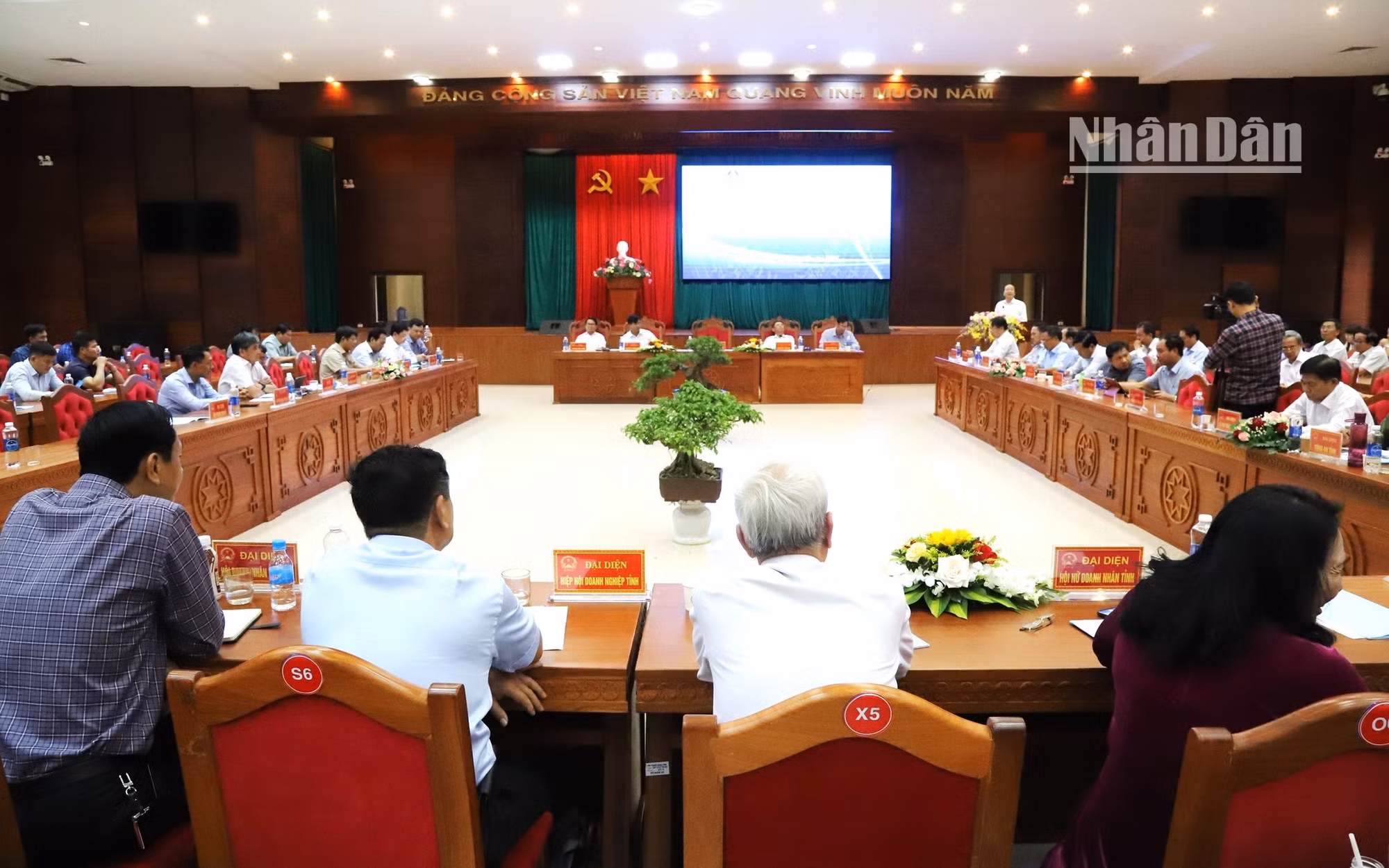 Chủ tịch Ủy ban nhân dân tỉnh Đắk Lắk Phạm Ngọc Nghị phát biểu chỉ đạo các cấp, các ngành và các địa phương tập trung tháo gỡ khó khăn, vướng mắc, tạo điều kiện cho doanh nghiệp phát triển tại Hội nghị đối thoại giữa lãnh đạo Ủy ban nhân dân tỉnh và doanh nghiệp được tổ chức vào cuối tháng 10/2023. Chủ tịch Ủy ban nhân dân tỉnh Đắk Lắk Phạm Ngọc Nghị phát biểu chỉ đạo các cấp, các ngành và các địa phương tập trung tháo gỡ khó khăn, vướng mắc, tạo điều kiện cho doanh nghiệp phát triển tại Hội nghị đối thoại giữa lãnh đạo Ủy ban nhân dân tỉnh và doanh nghiệp được tổ chức vào cuối tháng 10/2023.