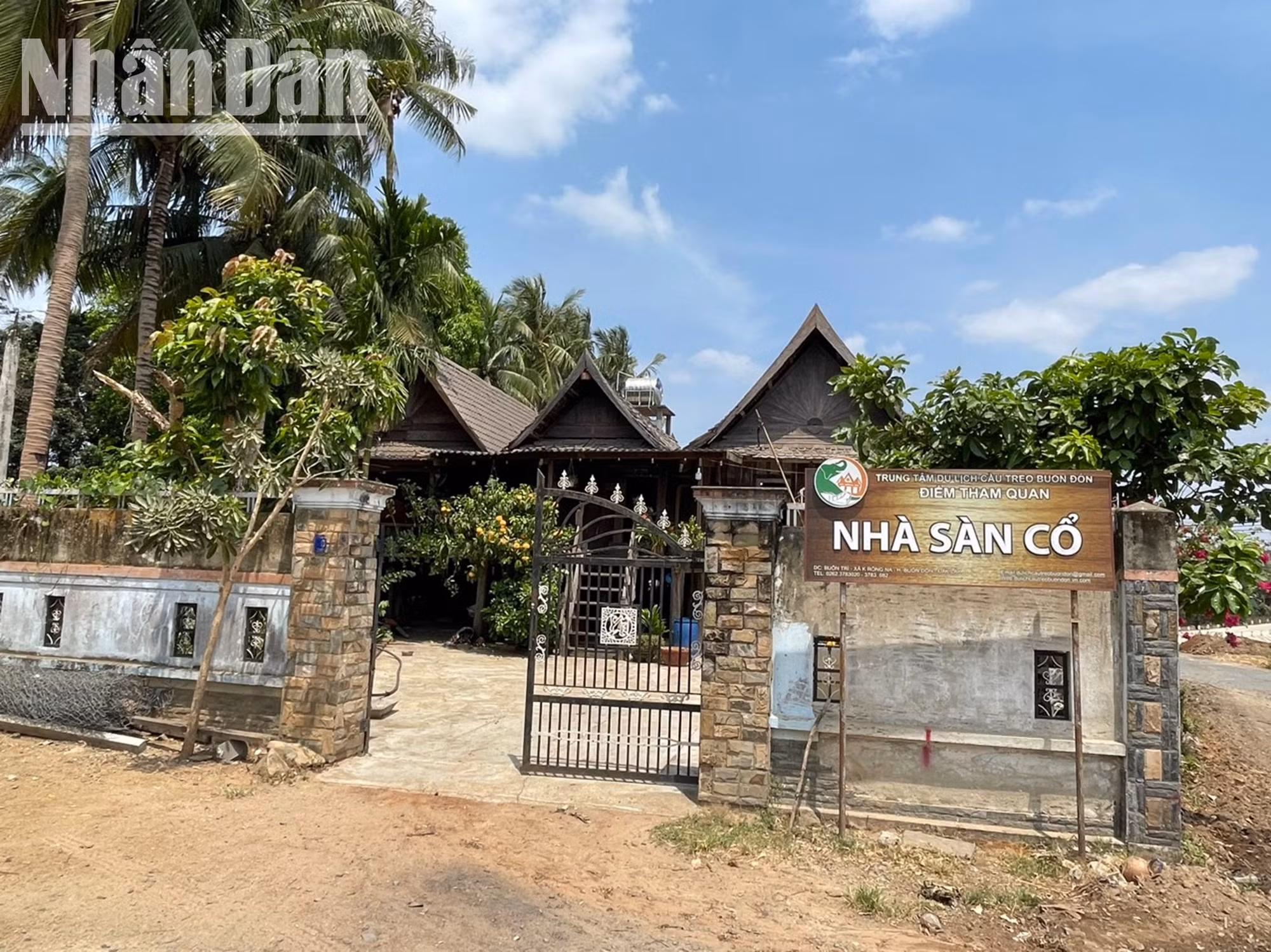 Ngôi nhà sàn cổ này nằm tại bản Đôn, xã biên giới Krông Na, huyện Buôn Đôn, tỉnh Đắk Lắk.