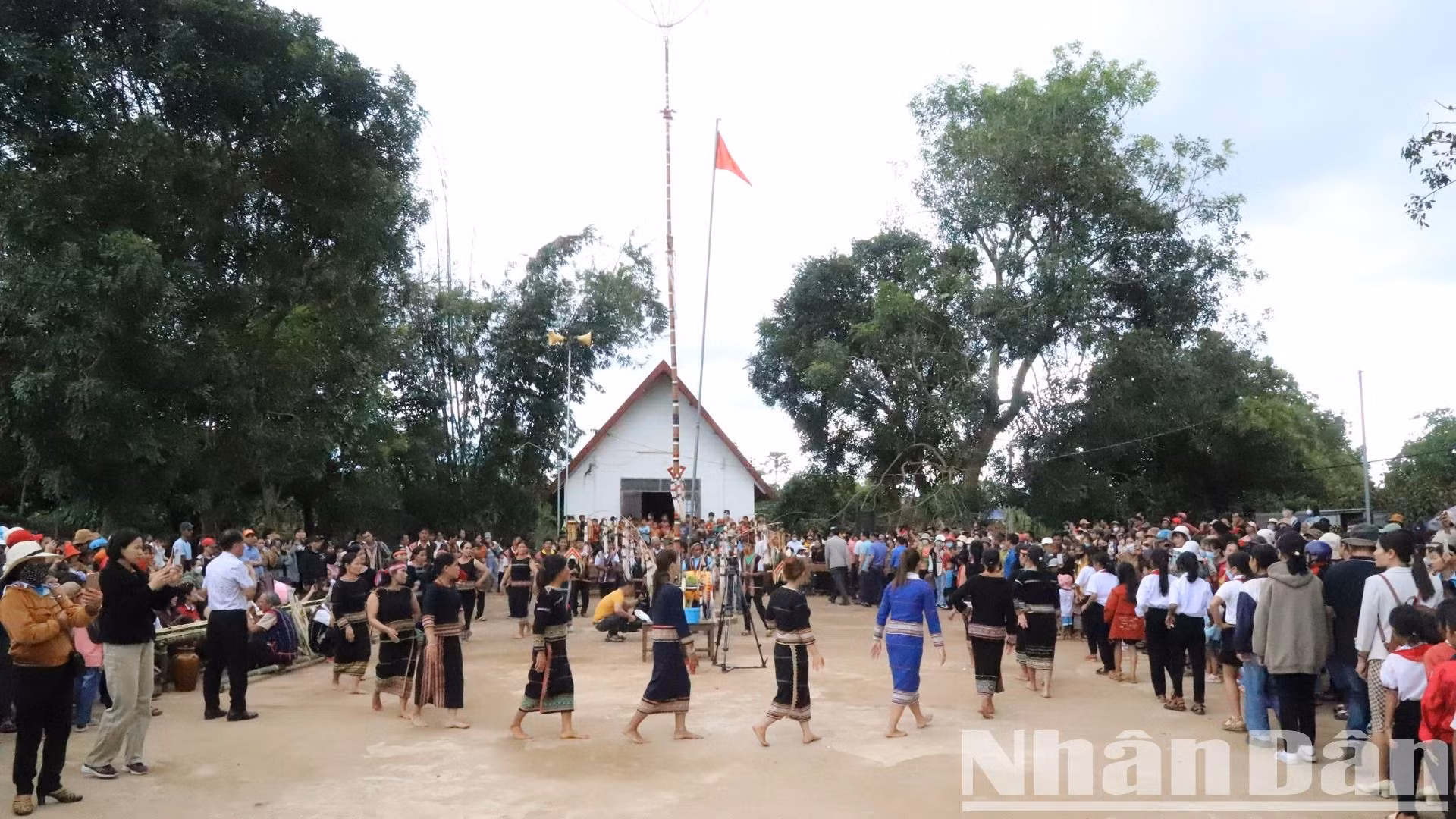 Cùng với đó, trong những năm qua ngành Văn hóa-Thể thao và Du lịch tỉnh Đắk Lắk đã phục dựng được hơn 140 nghi lễ, lễ hội truyền thống gắn với cồng chiêng, góp phần bảo tồn và phát huy giá trị của văn hóa cồng chiêng. Cùng với đó, trong những năm qua ngành Văn hóa-Thể thao và Du lịch tỉnh Đắk Lắk đã phục dựng được hơn 140 nghi lễ, lễ hội truyền thống gắn với cồng chiêng, góp phần bảo tồn và phát huy giá trị của văn hóa cồng chiêng.