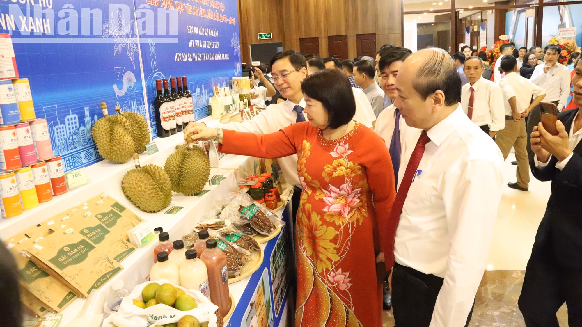 Lãnh đạo Liên minh Hợp tác xã Việt Nam và tỉnh Đắk Lắk tham quan các sản phẩm OCOP của tỉnh Đắk Lắk. Lãnh đạo Liên minh Hợp tác xã Việt Nam và tỉnh Đắk Lắk tham quan các sản phẩm OCOP của tỉnh Đắk Lắk.